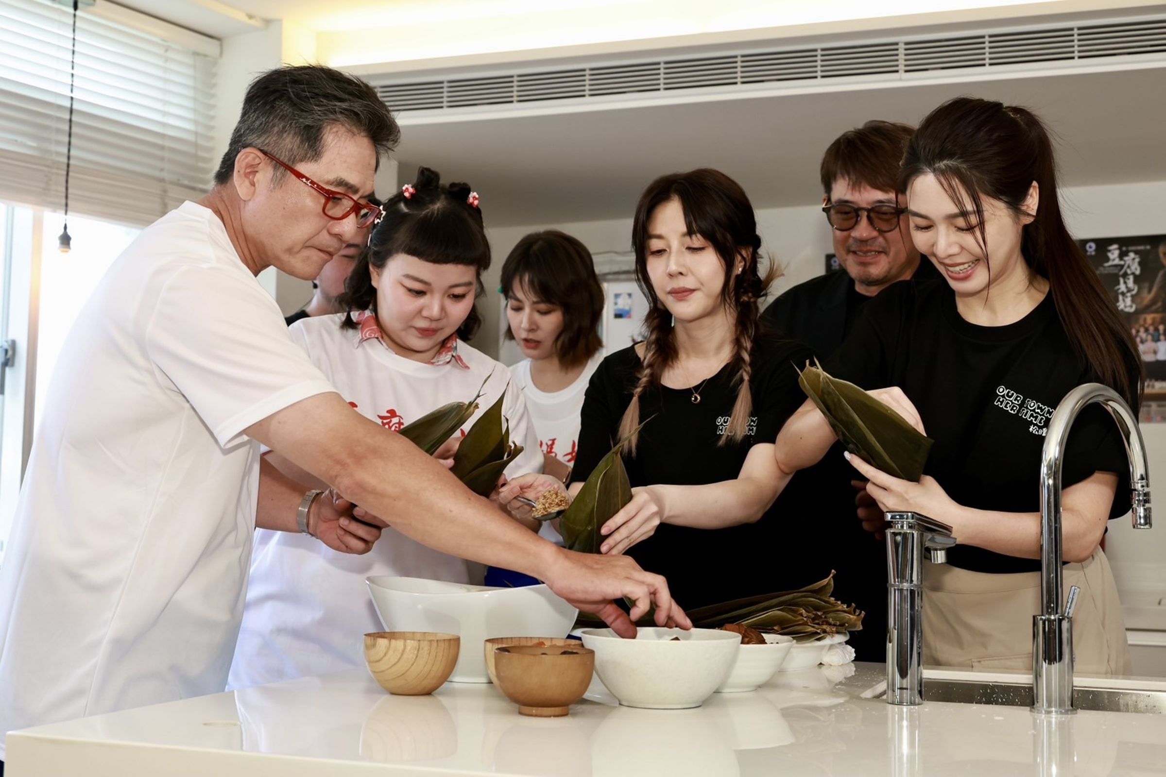 洪都拉斯、宮美樂、蘇晏霈、以及韓瑜、柯叔元和白家綺七手八腳包粽子。民視提供