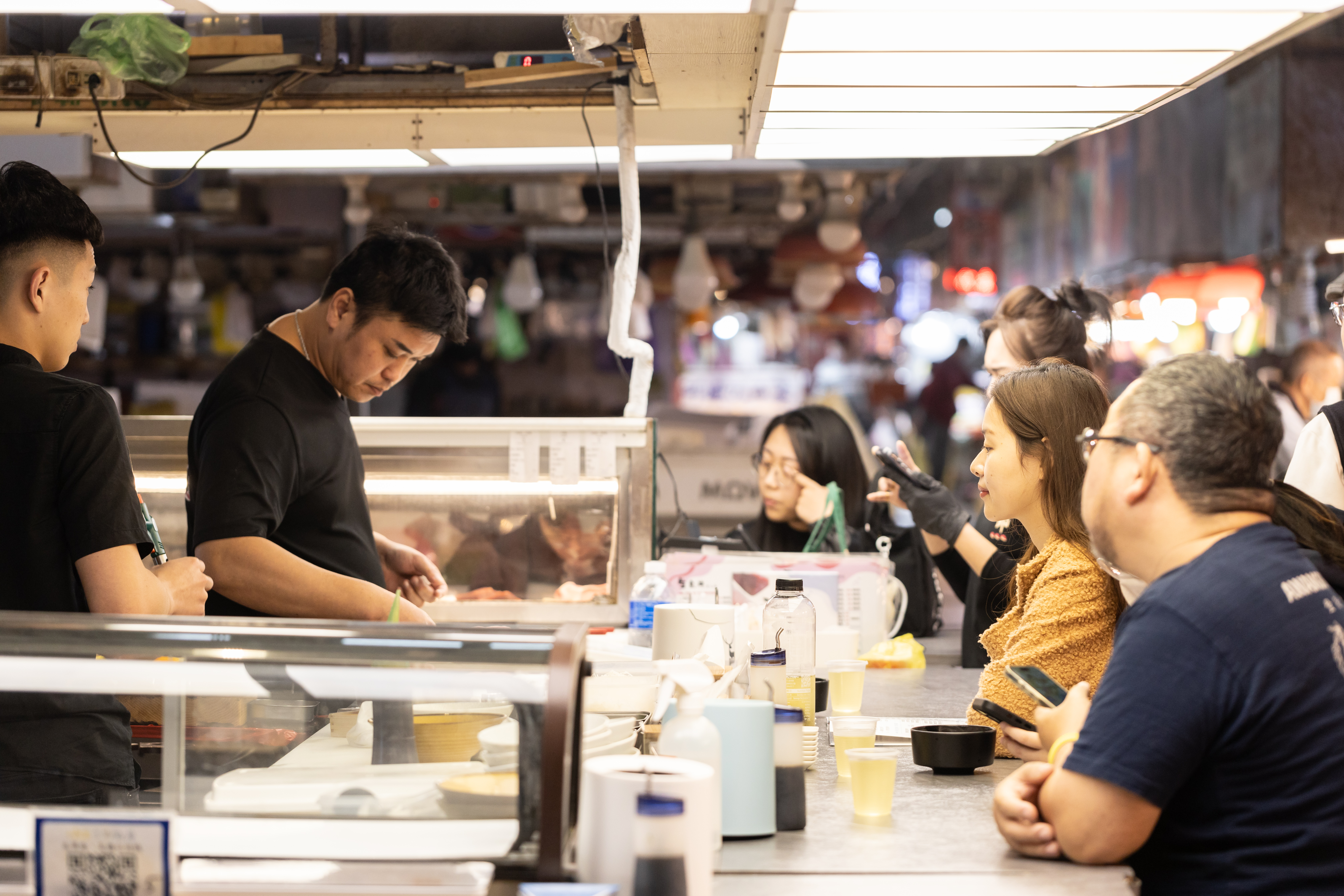 「漁郎生魚片」是華僑市場內第一間開始提供內用生魚片、握壽司的專門店。