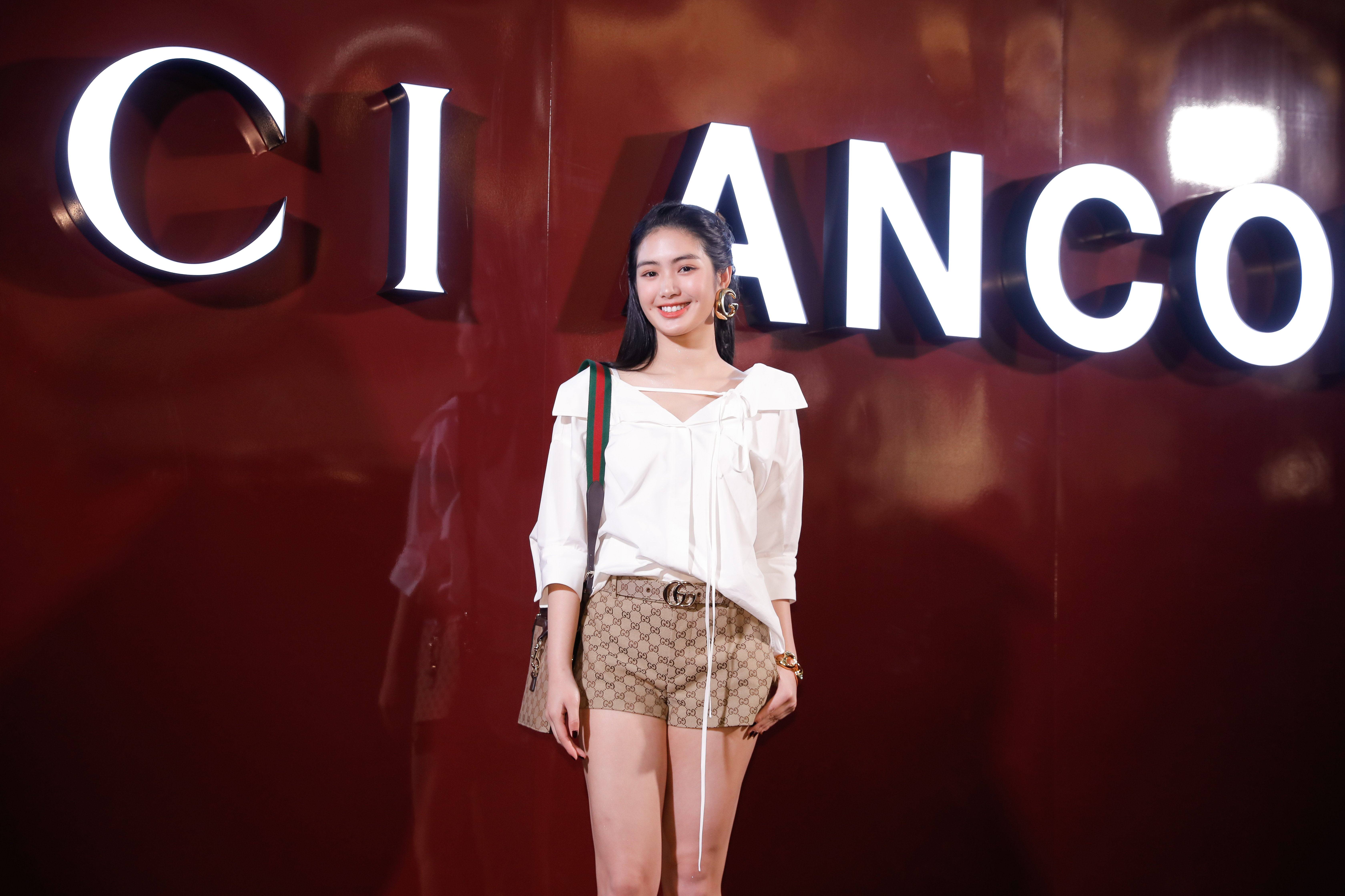 雷嘉汭的五分袖厚綿綢襯衫NT$52,000、GG低腰短褲NT$40,000、Marina Chain手鍊NT$37,900、Original GG小型水桶包NT$72,400、Horsebit樂福鞋NT$50,500。