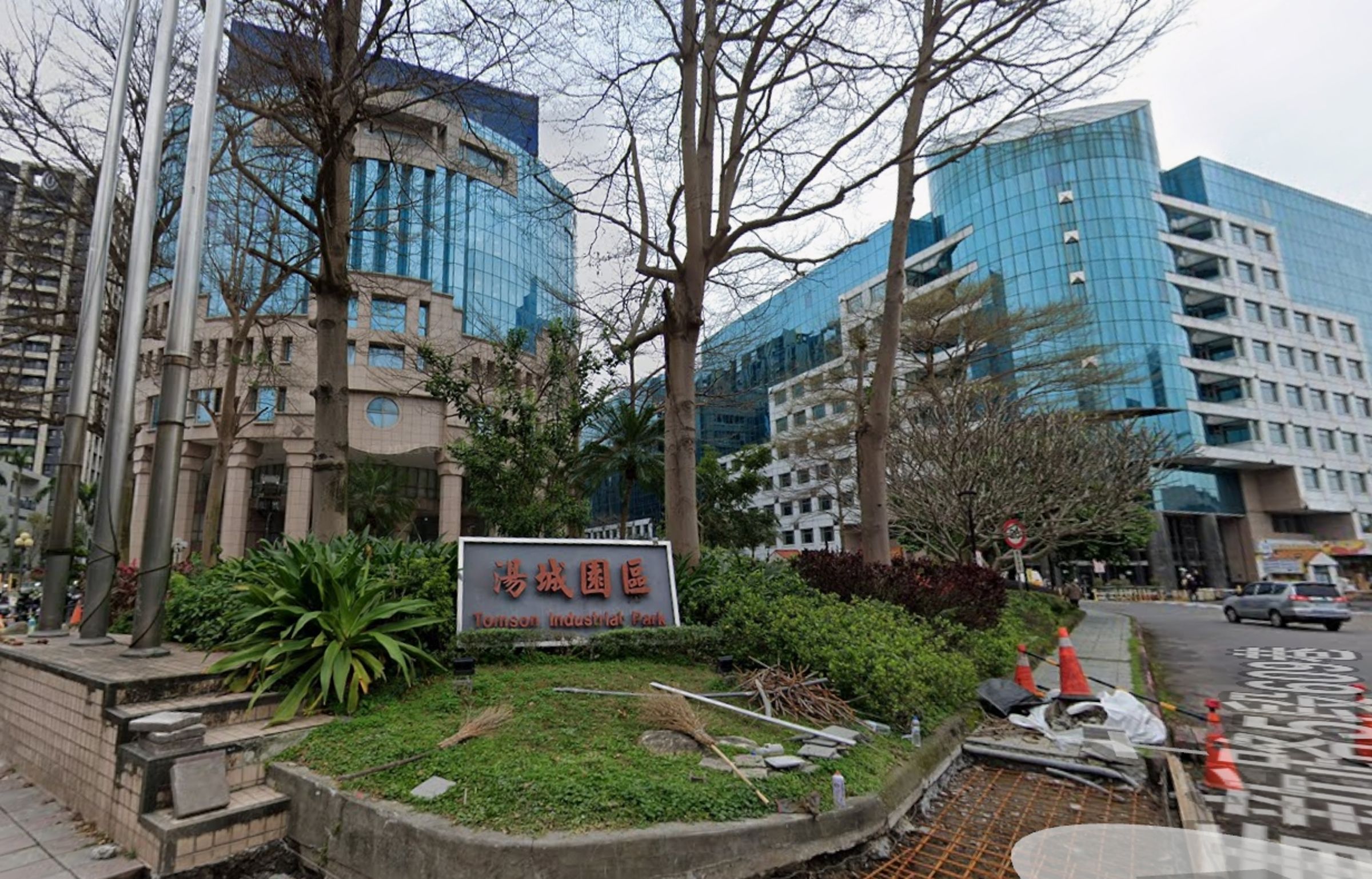 三重湯城園區昔日繁華，如今人潮稀少，讓網友十分感慨。（翻攝自google maps）