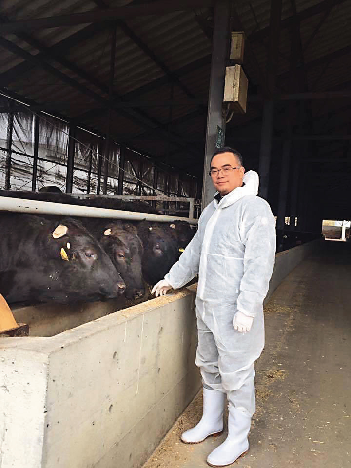 為確保引進肉品的品質，張維軒常常前往日本和牛牧場進行考察。（張維軒提供）