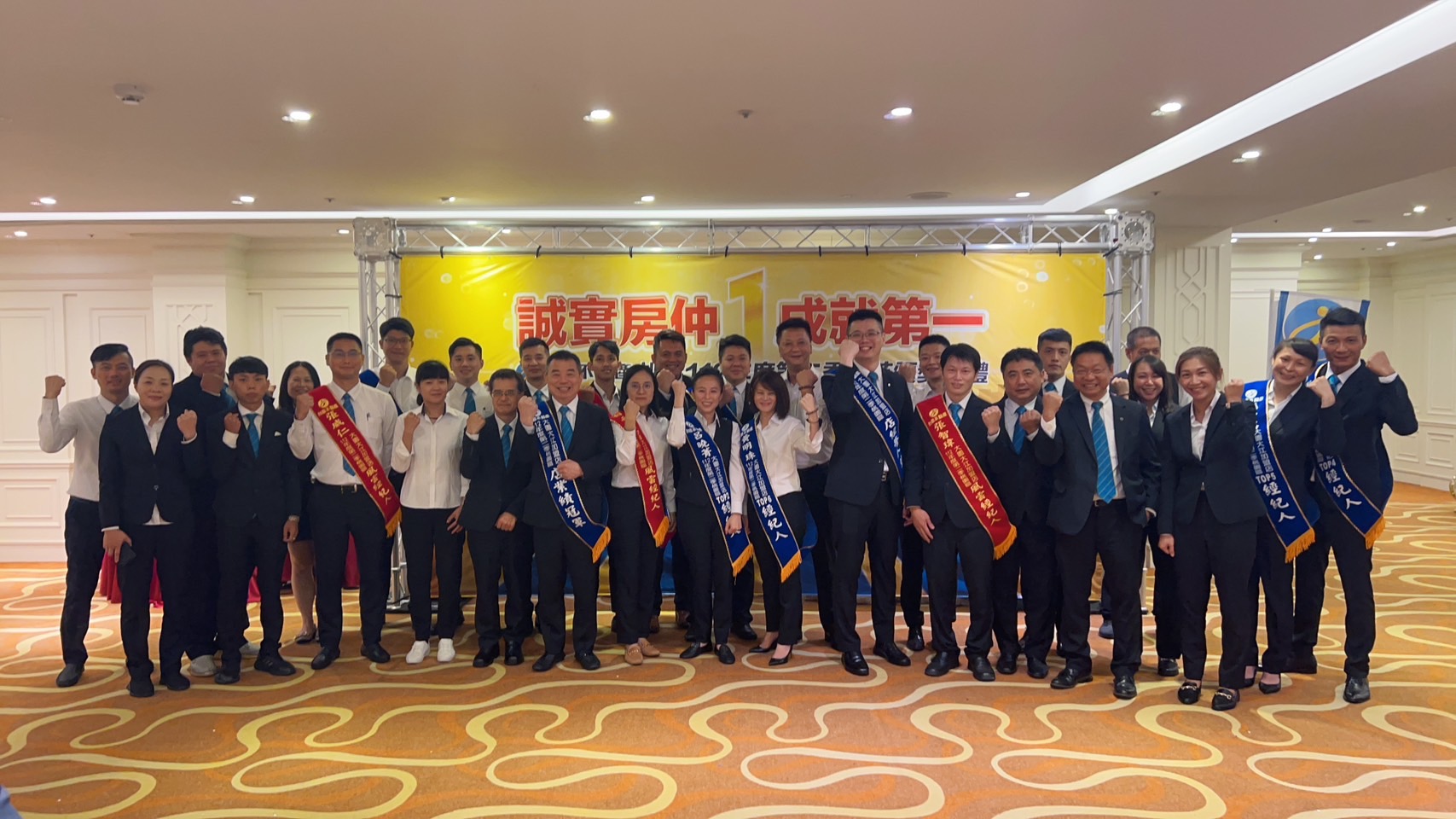 台慶不動產大園大江加盟店團隊重專業、守紀律、善用集團資源，店東許瑛哲以專業的土地買賣經驗，帶領團隊創造破億業績。