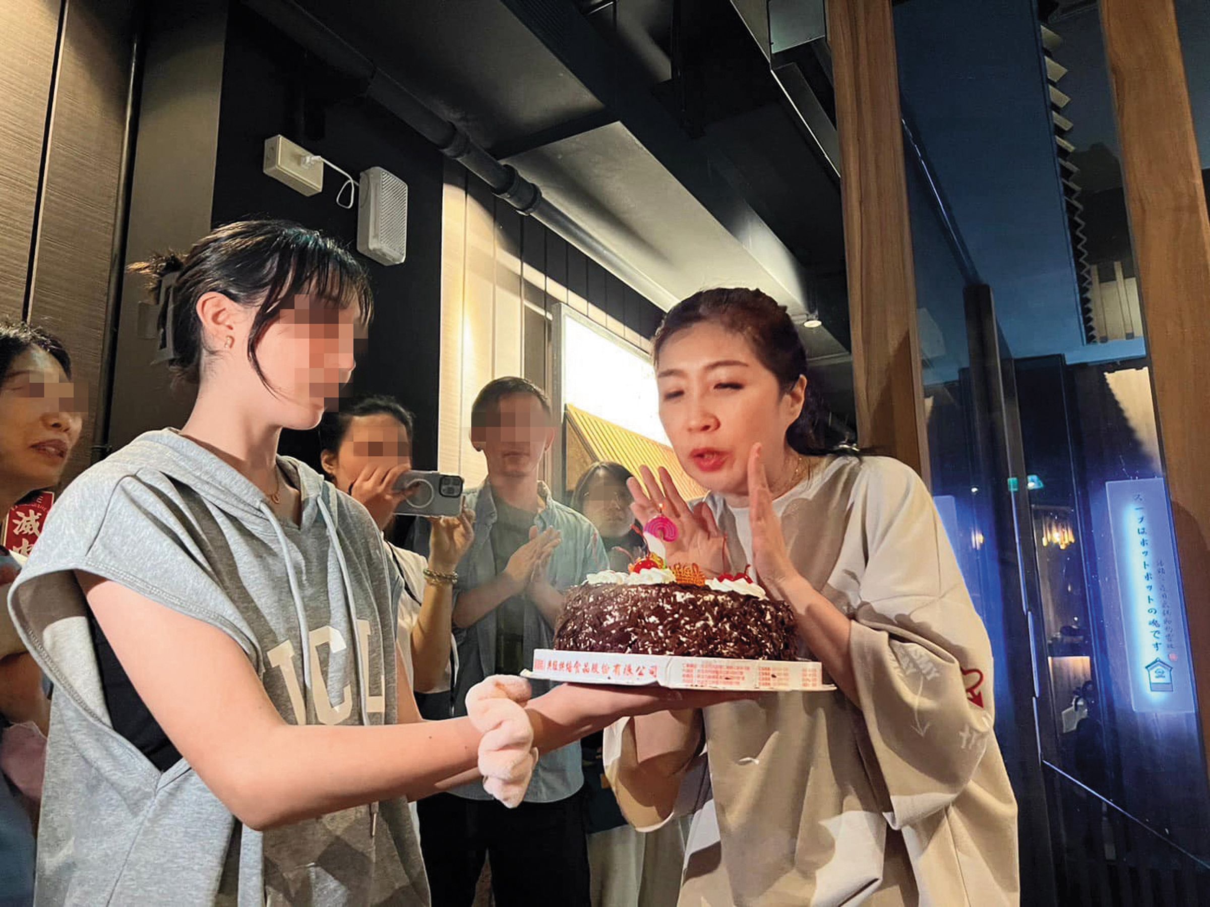 黃嘉千（右）和女兒（左）感情好，排戲時女兒曾驚喜捧蛋糕出現。（翻攝自黃嘉千臉書）