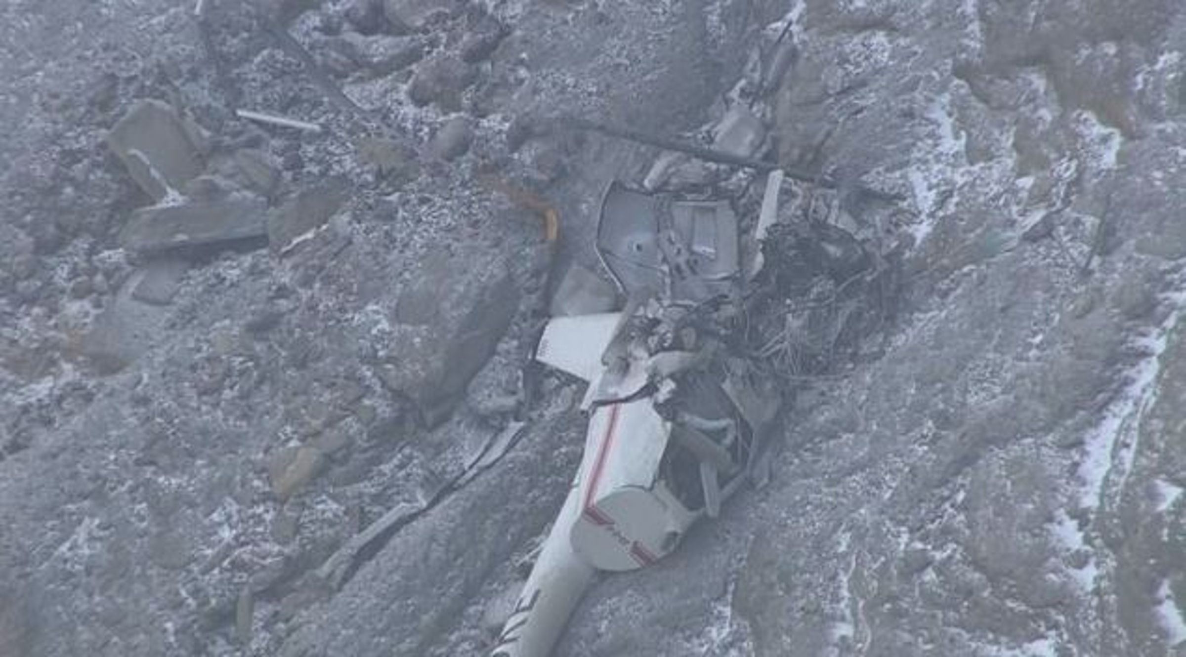 熊本阿蘇火山直升機墜機事故,當局預計出動無人重機深入火口吊掛罹難者遺體。(翻攝自KSB瀨戶內會放送)