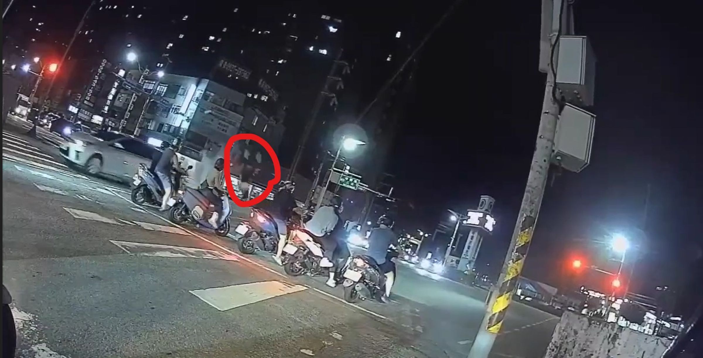中壢區中華路與忠義路口昨日晚間發生車禍，騎士當場噴飛（紅圈處）。（翻攝畫面）