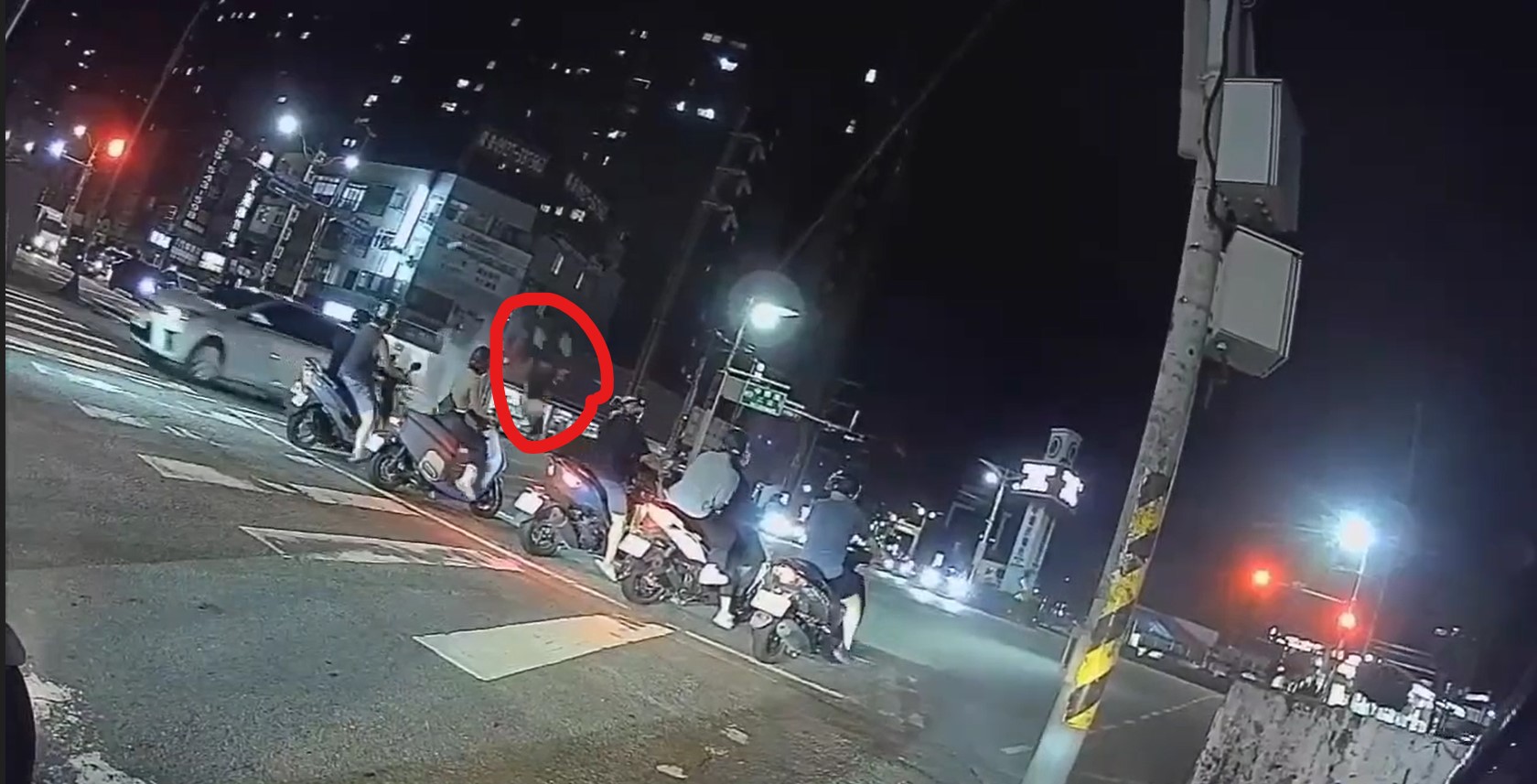 中壢區中華路與忠義路口昨日晚間發生車禍，騎士當場噴飛（紅圈處）。（翻攝畫面）