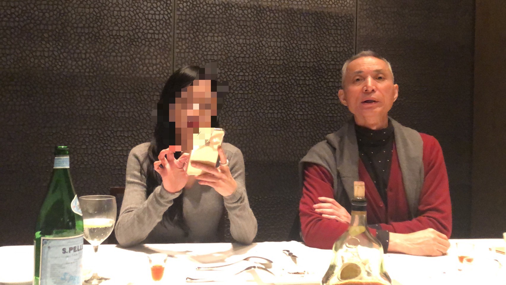 陳沅榜為跟前員工借錢周轉,出示朱國榮替他發聲的影片,博取信任。(讀者提供)