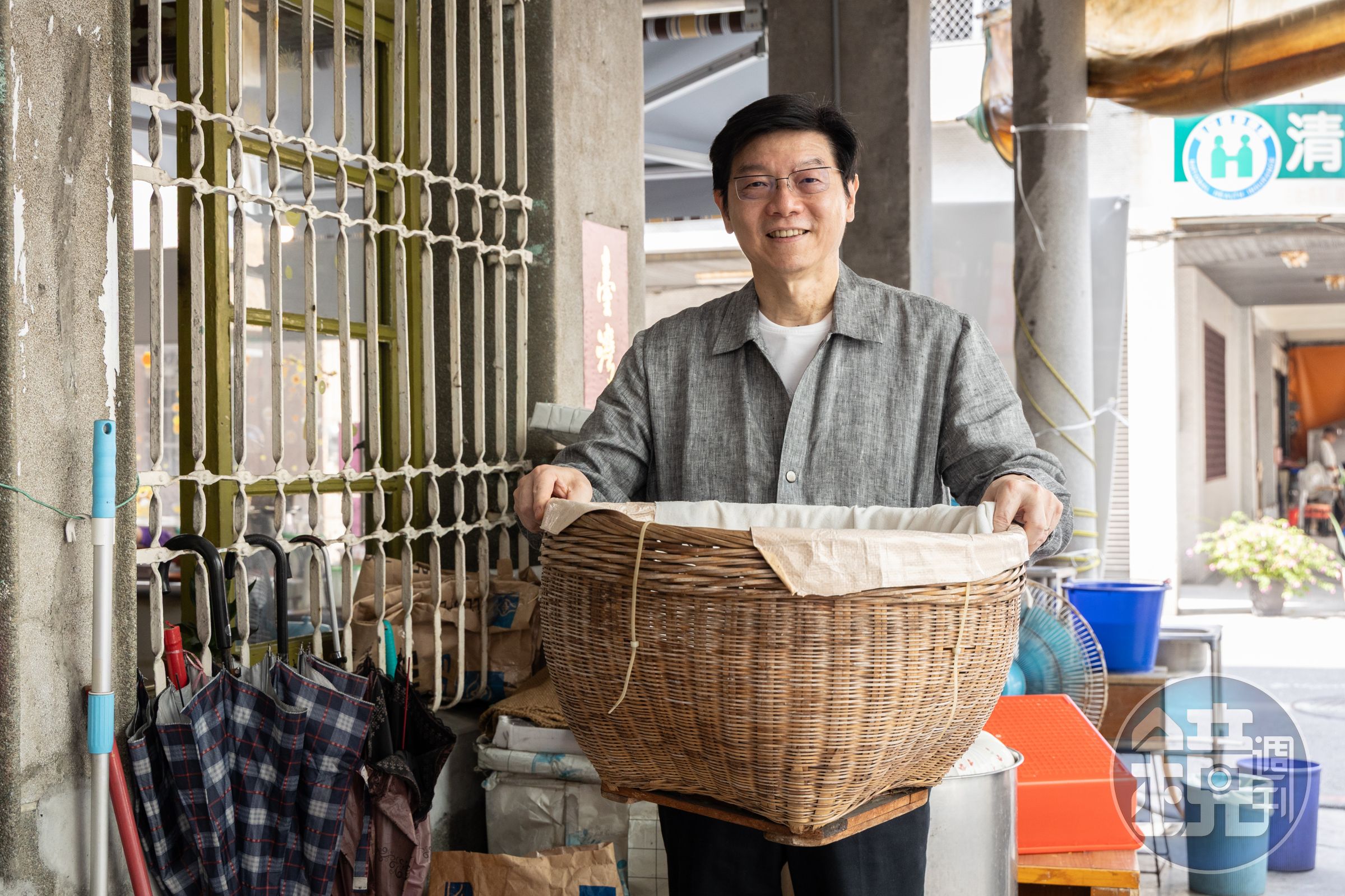 第四代老闆莊氏姐妹說,當年阿祖就是用扁擔挑這個竹簍裝碗粿去街上賣。