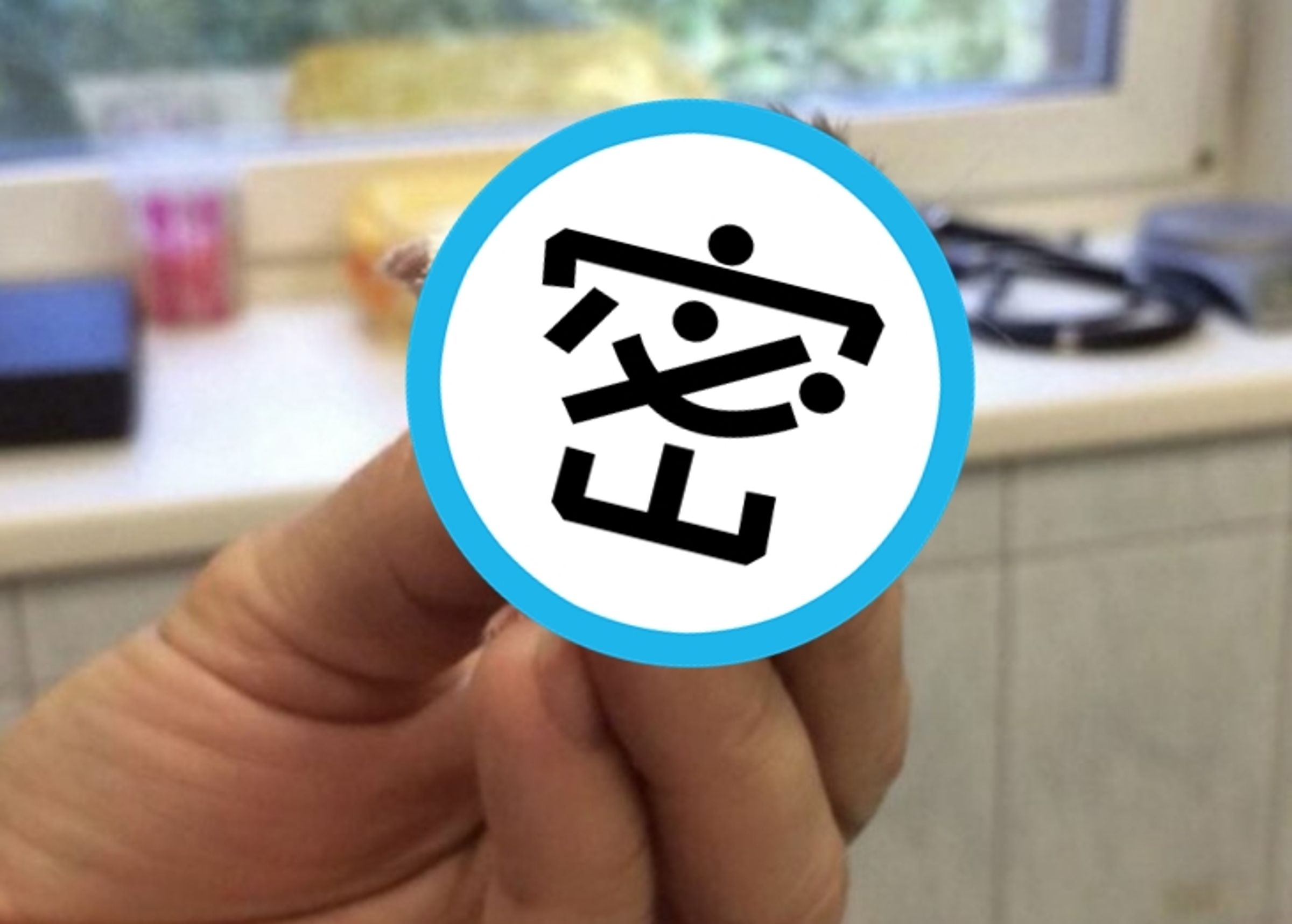 俄羅斯一隻倉鼠疑似右前肢骨折，獸醫替牠打石膏治療。（翻攝IG）