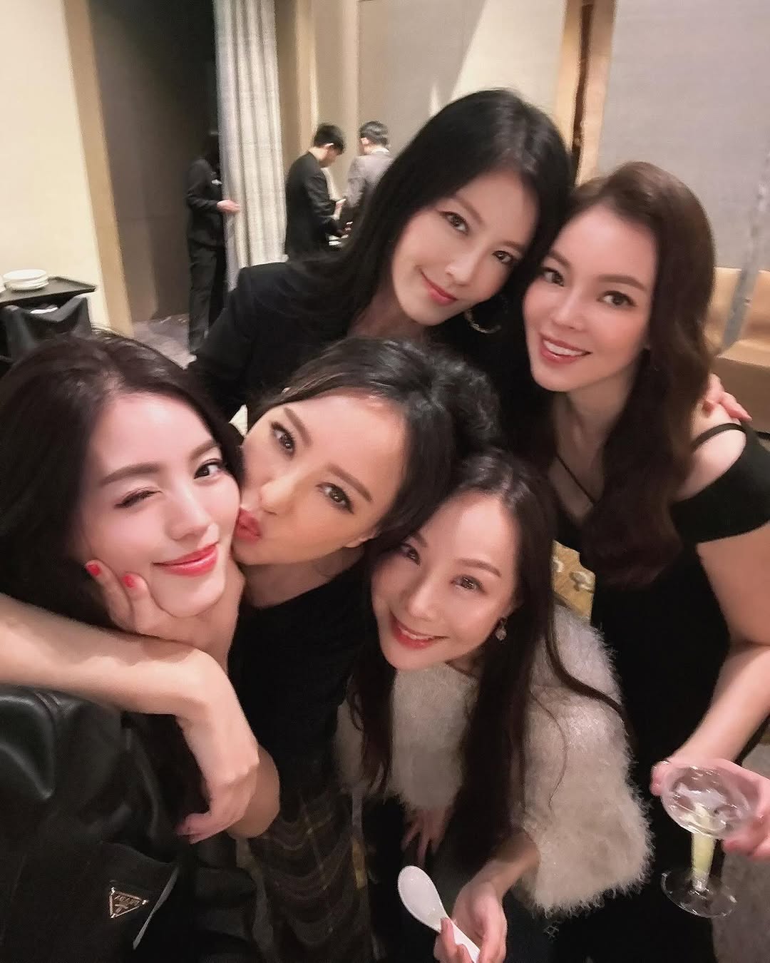 林牧潔、關穎、曾馨瑩、林熙蕾等人開心自拍。（翻攝關穎IG）