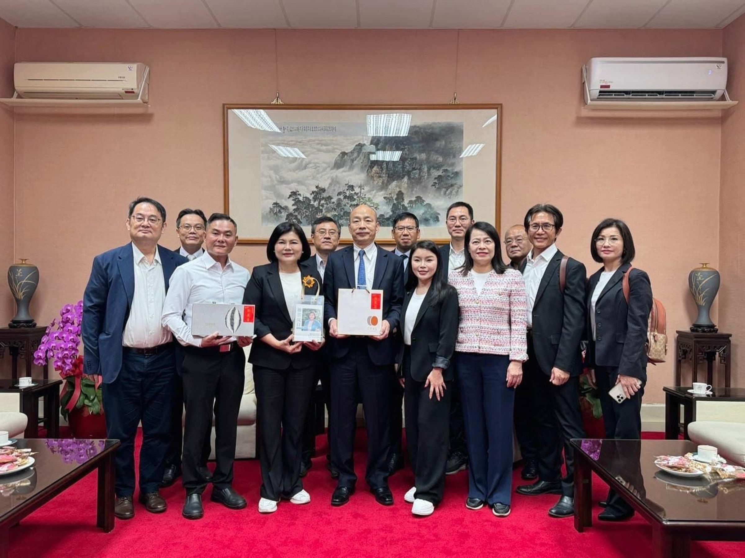 張麗善率領雲林縣政府團隊及三位雲林出身的立委到立法院拜會韓國瑜。（翻攝自張麗善臉書）