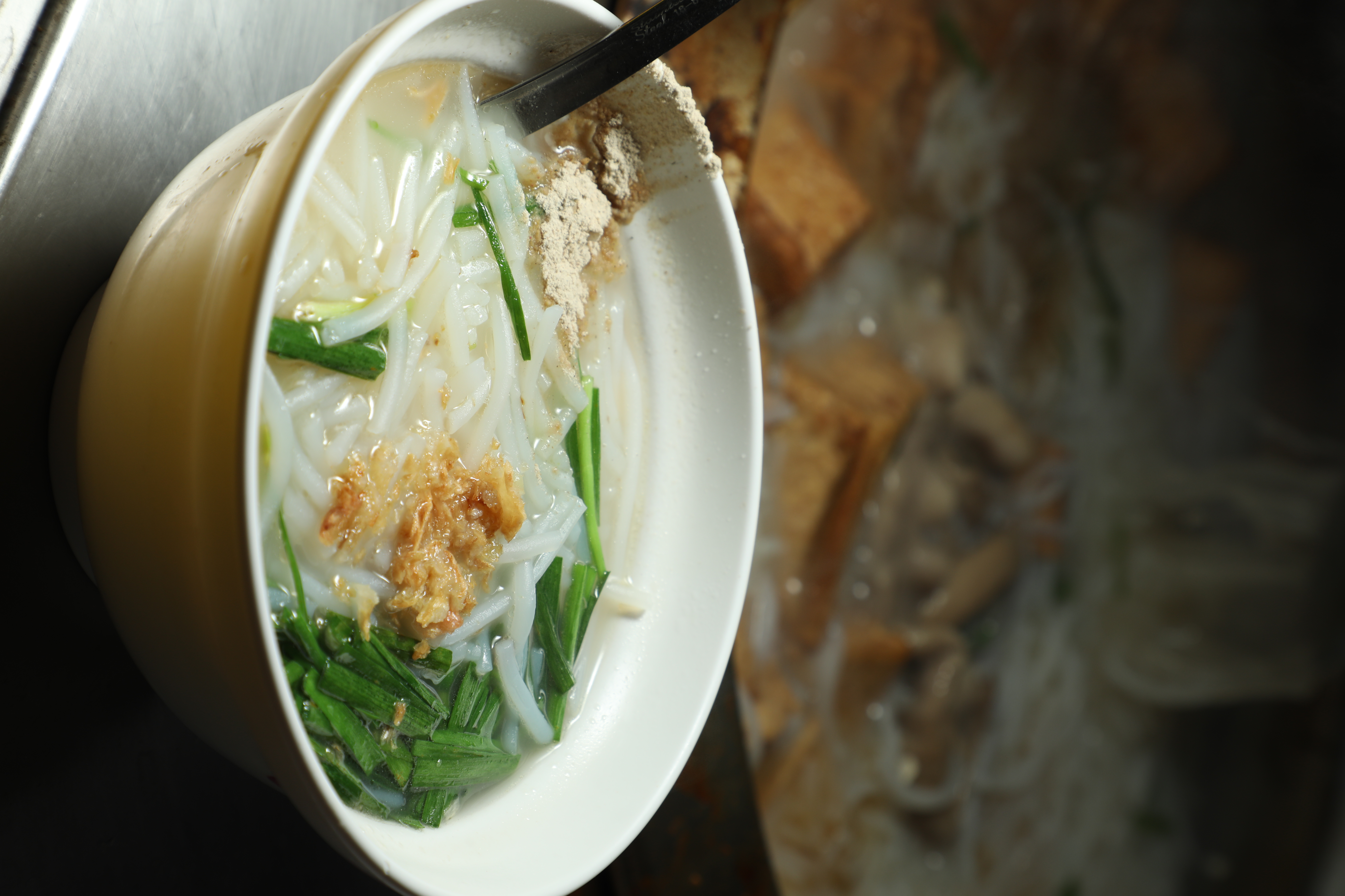 用粗米粉做的「米粉湯」，撒上韭菜、油蔥酥與胡椒粉，就是一碗平實美味。（45元／碗）