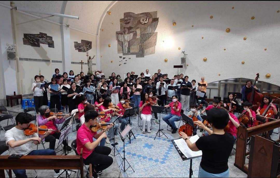 歐遠帆教授在大坪林聖三堂指導合練。（天主教之聲提供）