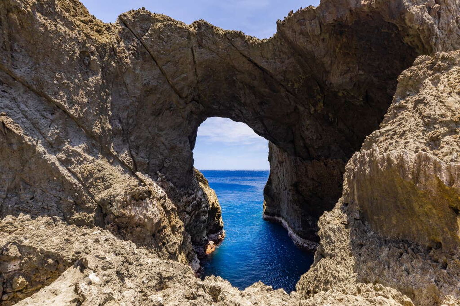 情人洞地處偏遠，岩石險峻，水色清澈見底，是許多人浮潛地點好去處。（翻攝台東觀光旅遊網）
