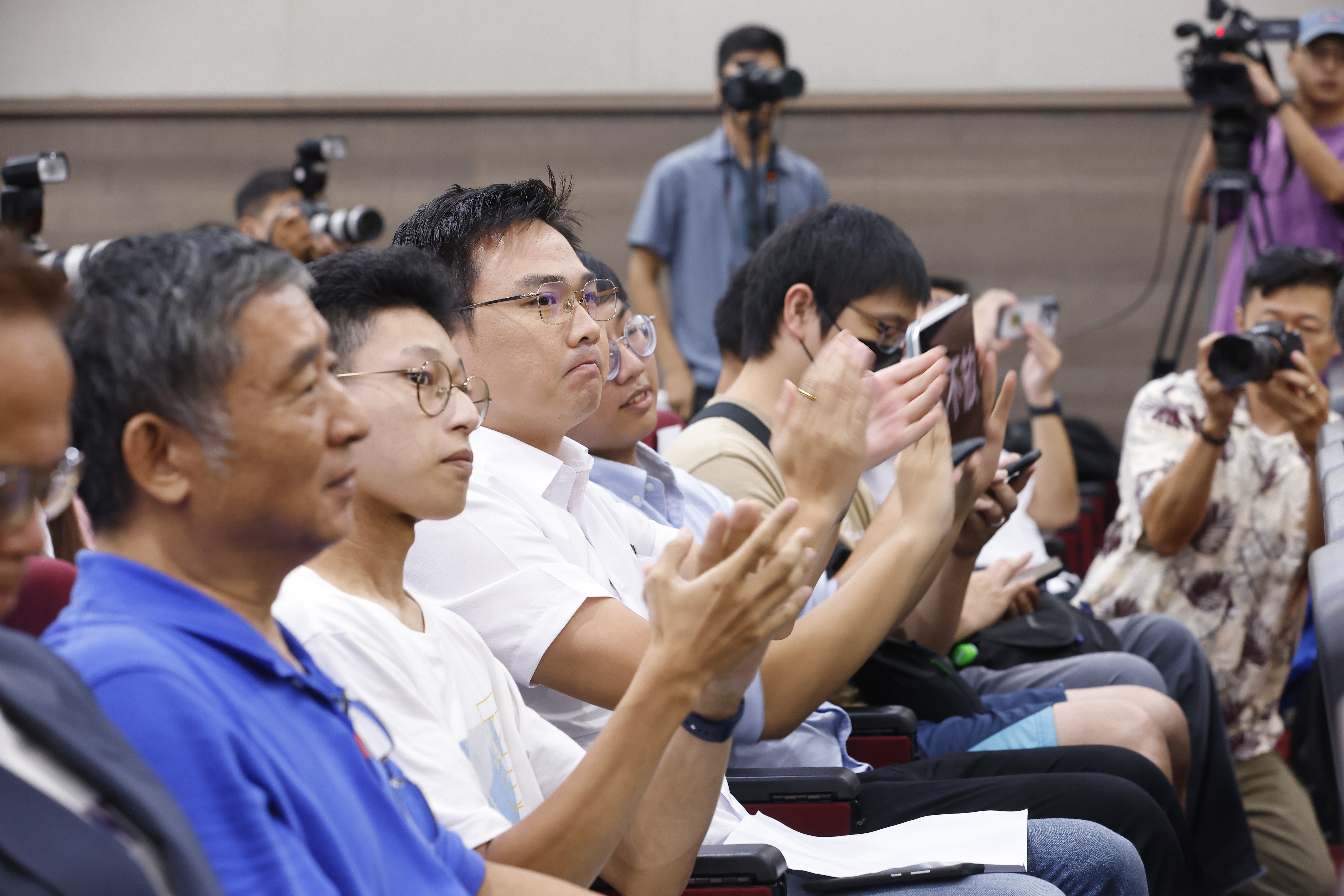 記者會現場有不少柯文哲支持者。