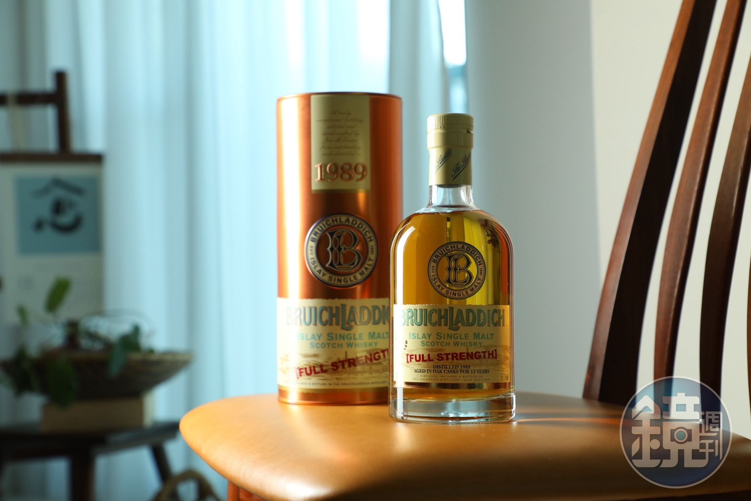 「Bruichladdich 布萊迪 1989 」在美國白橡木桶中陳釀了 13 年，琥珀色酒體帶有青蘋果、檸檬和紅漿果的風味。