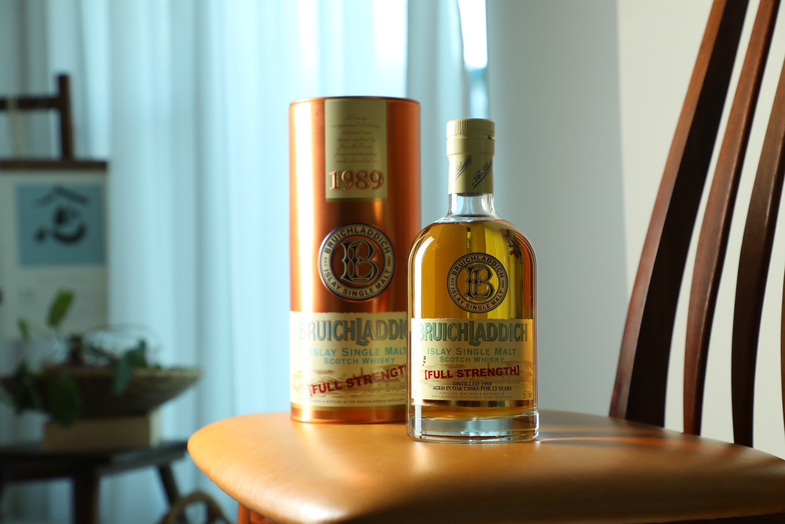 「Bruichladdich 布萊迪 1989 」在美國白橡木桶中陳釀了 13 年，琥珀色酒體帶有青蘋果、檸檬和紅漿果的風味。