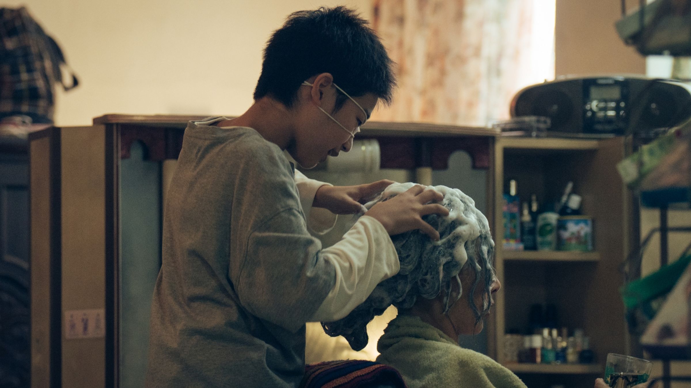 白潤音幫白靈洗頭的戲,因為太過於專注洗頭動作,結果把白靈洗到一臉都是泡沫,但她也不介意。(劇匯文創提供)