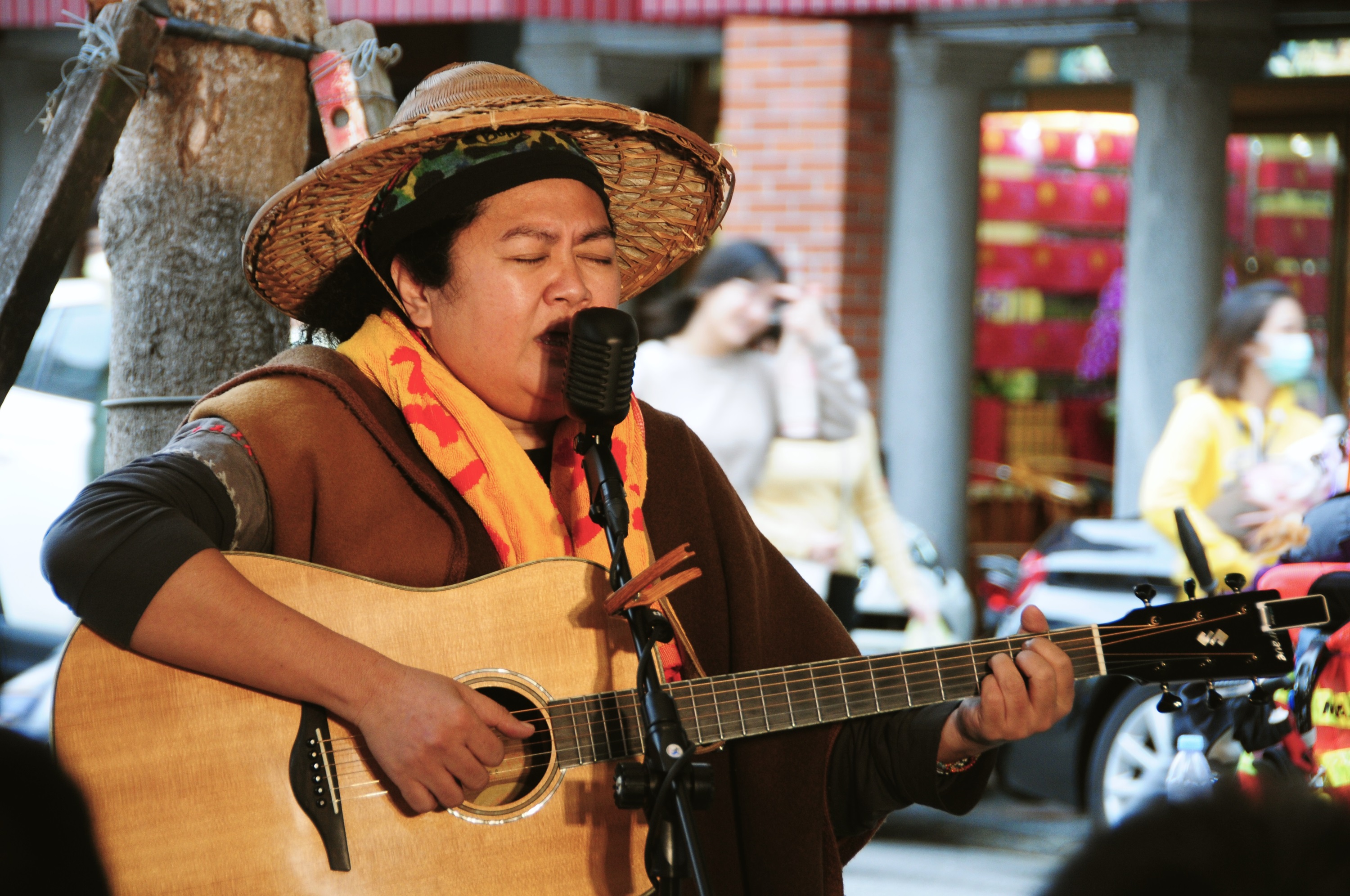 巴奈上週末在台北霞海城隍廟前舉辦小型音樂會。（錦川音樂提供）