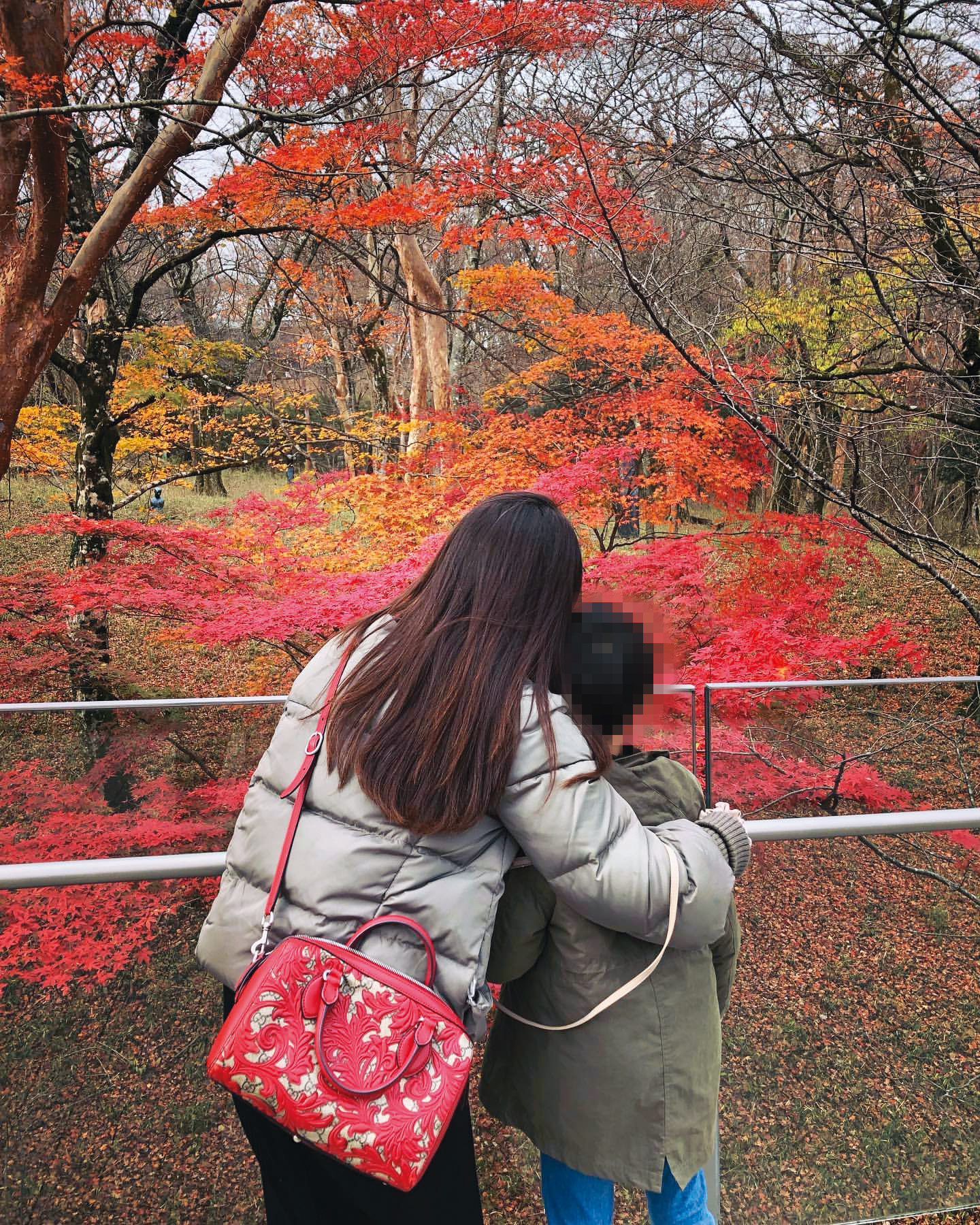 麻衣（左）喜歡帶著兒子（右）旅遊，秋天去賞楓，冬天就一起滑雪。（翻攝自麻衣IG）