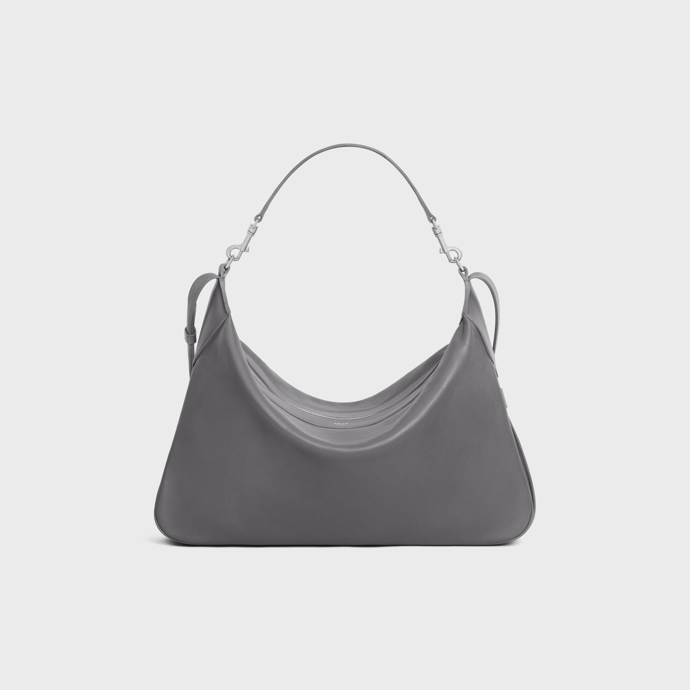 灰色柔軟牛皮革大型ROMY手袋。NT$130,000（CELINE HOMME提供）