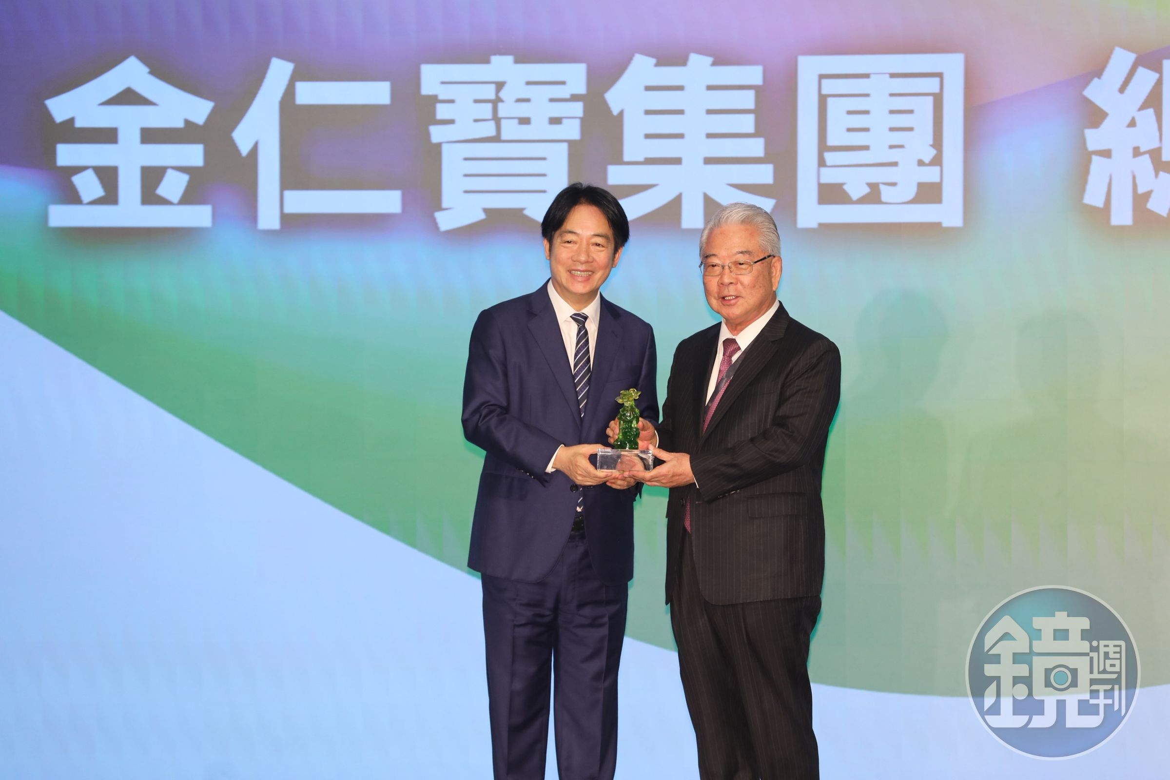 金仁寶集團總裁許勝雄今（12日）拿下人生中第二座終身成就獎。