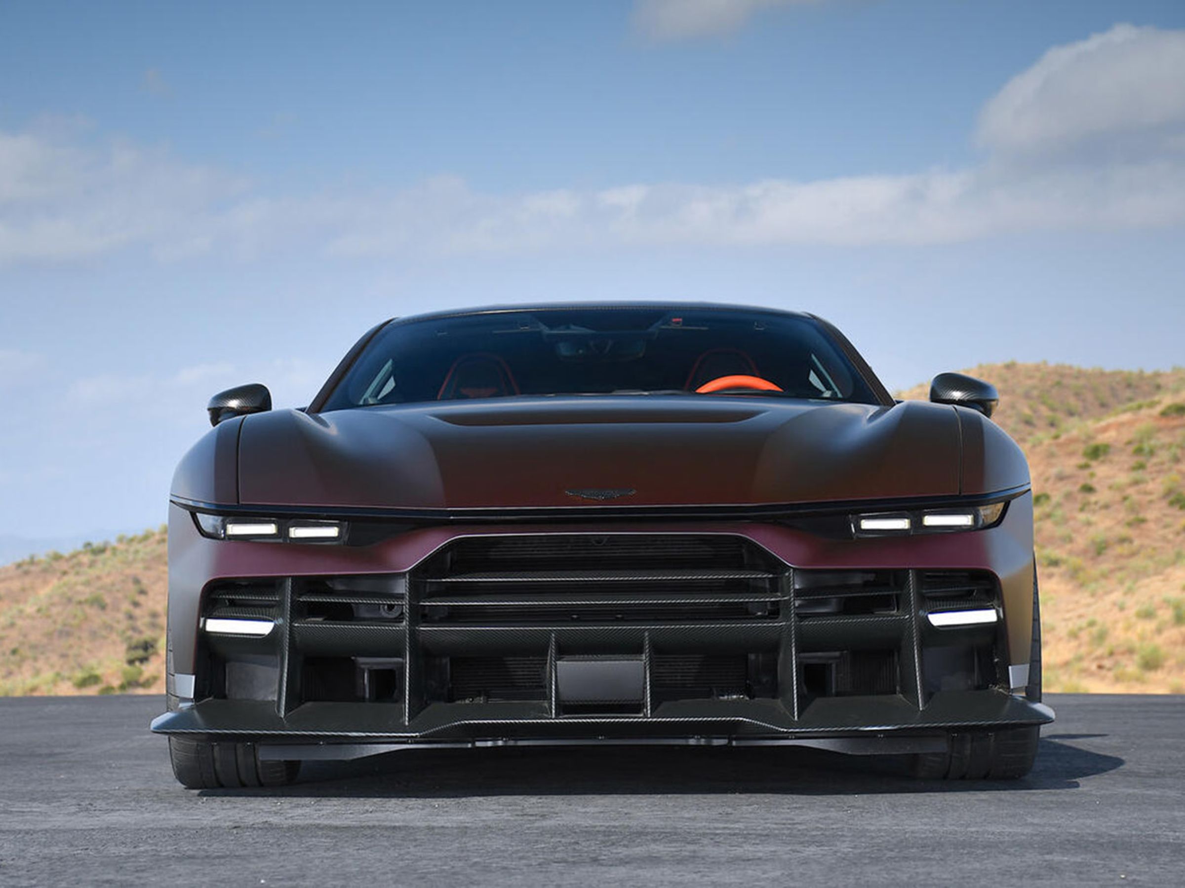Valen 搭載與 Vanquish 相同的 5.2 升雙渦輪增壓 V12 引擎,但經過強化後最大輸出提升至 838bhp、最大扭力也達到約 1000Nm, 0~100km/h 加速僅需 3.1 秒。