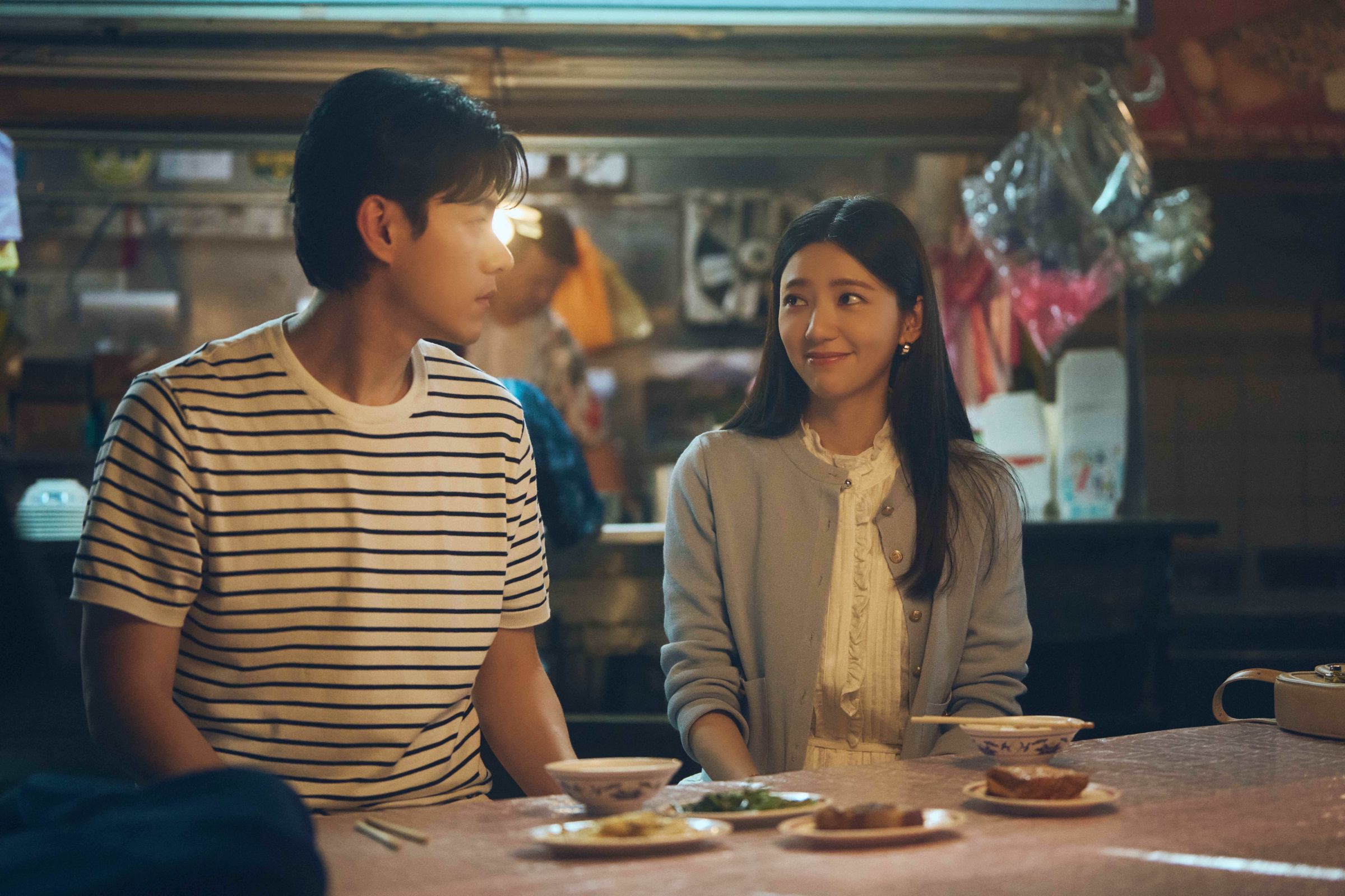 《成功路上》建中(李程彬飾演)與小芬(郭雪芙飾演)小吃攤聊天。(華視、公視台語台提供)