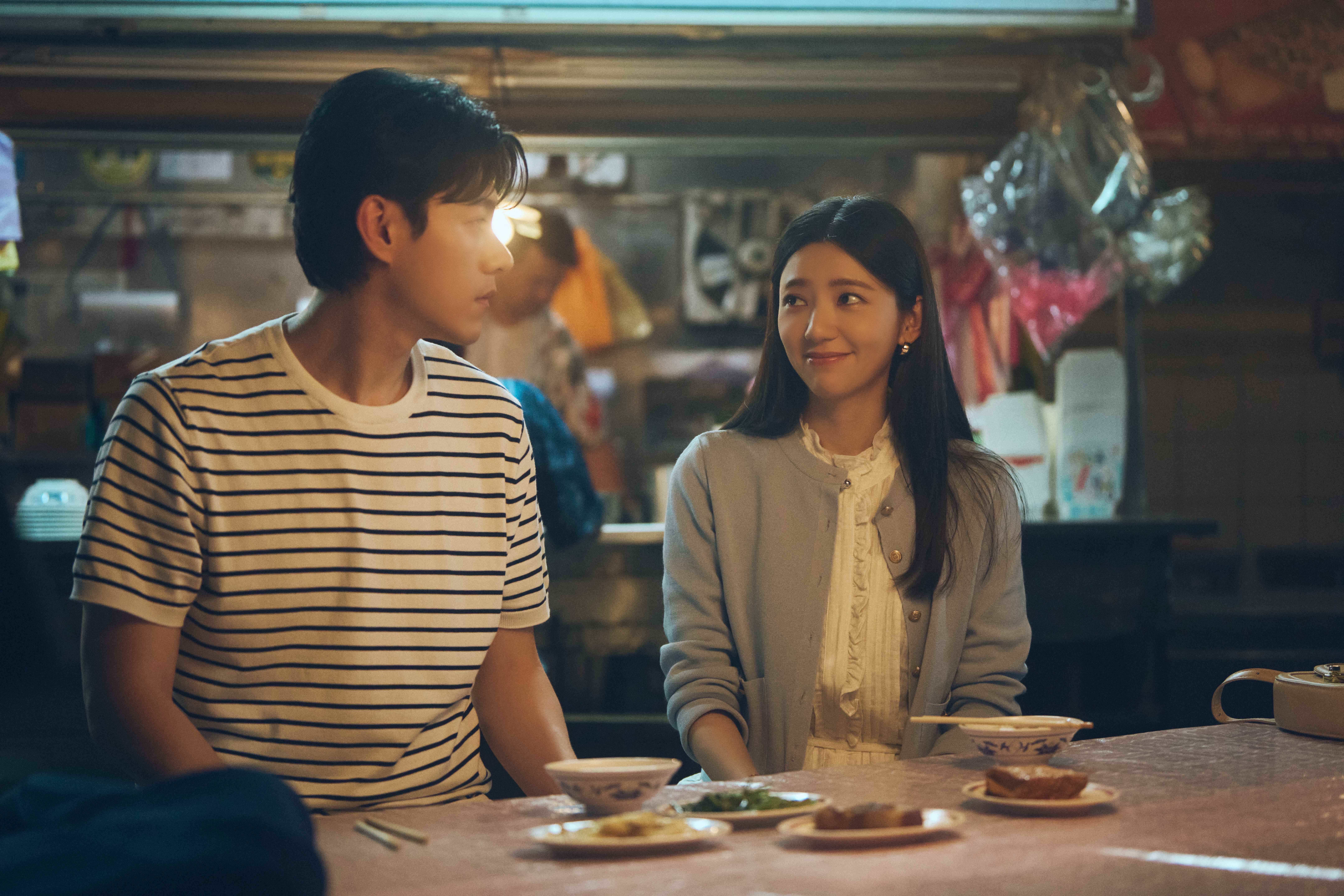 《成功路上》建中（李程彬飾演）與小芬（郭雪芙飾演）小吃攤聊天。（華視、公視台語台提供）