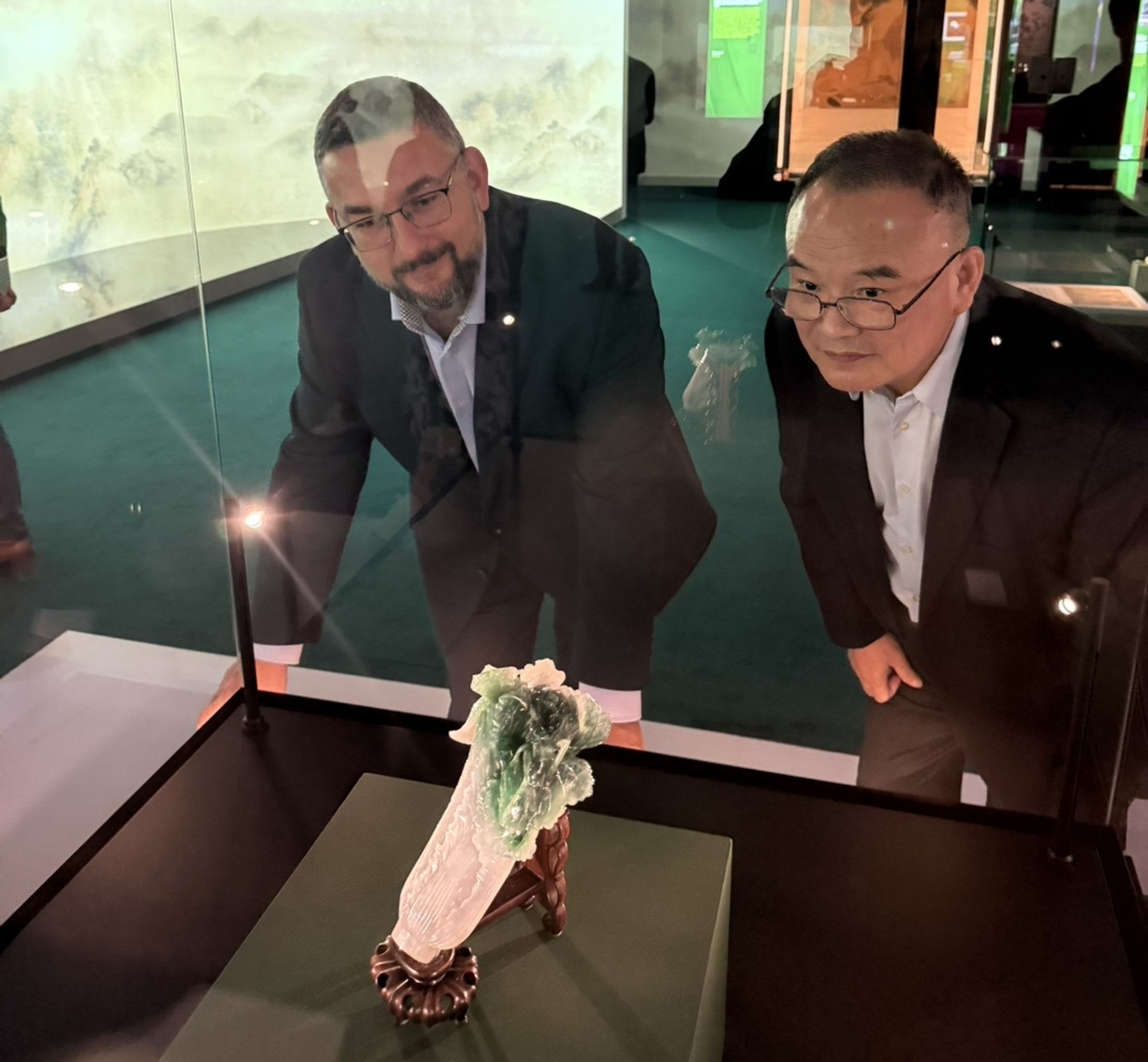 故宮院長蕭宗煌和捷克國家博物館總館長盧卡其,一同欣賞翠玉白菜。(翻攝自故宮官網)