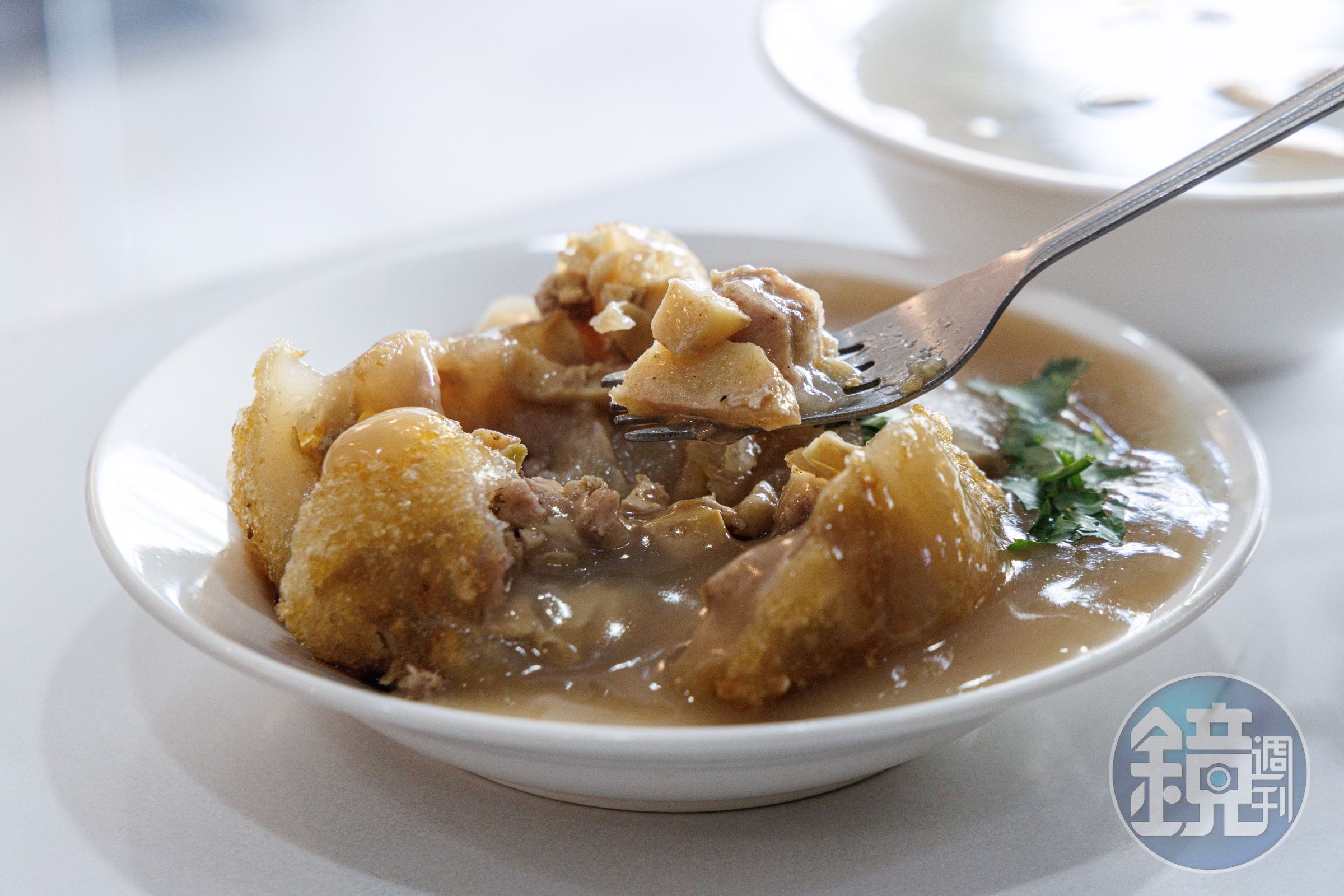 「竹筍肉圓」是經典口味，切開來有滿滿的筍丁。（90元／碗）