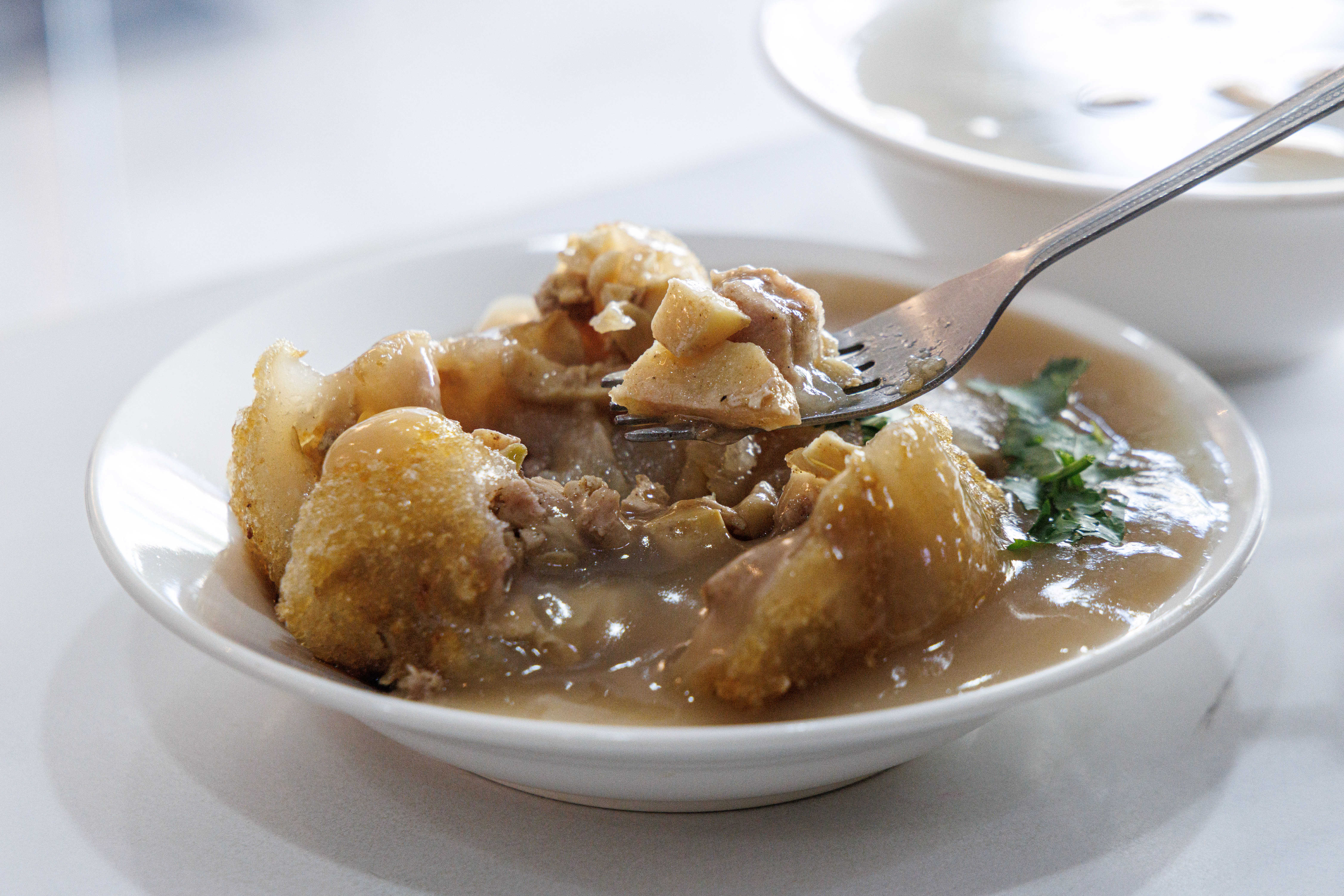 「竹筍肉圓」是經典口味，切開來有滿滿的筍丁。（90元／碗）