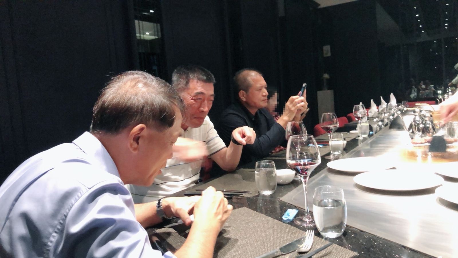 陳沅榜跟前中華民國對外貿易發展協會副董事長曾天賜（左一）、前警政署副署長劉柏良（左二）、天剛資訊前任董事長鄧光明（左三）一同用餐並拍下照片跟前員工分享，展現自己人脈廣。（讀者提供）