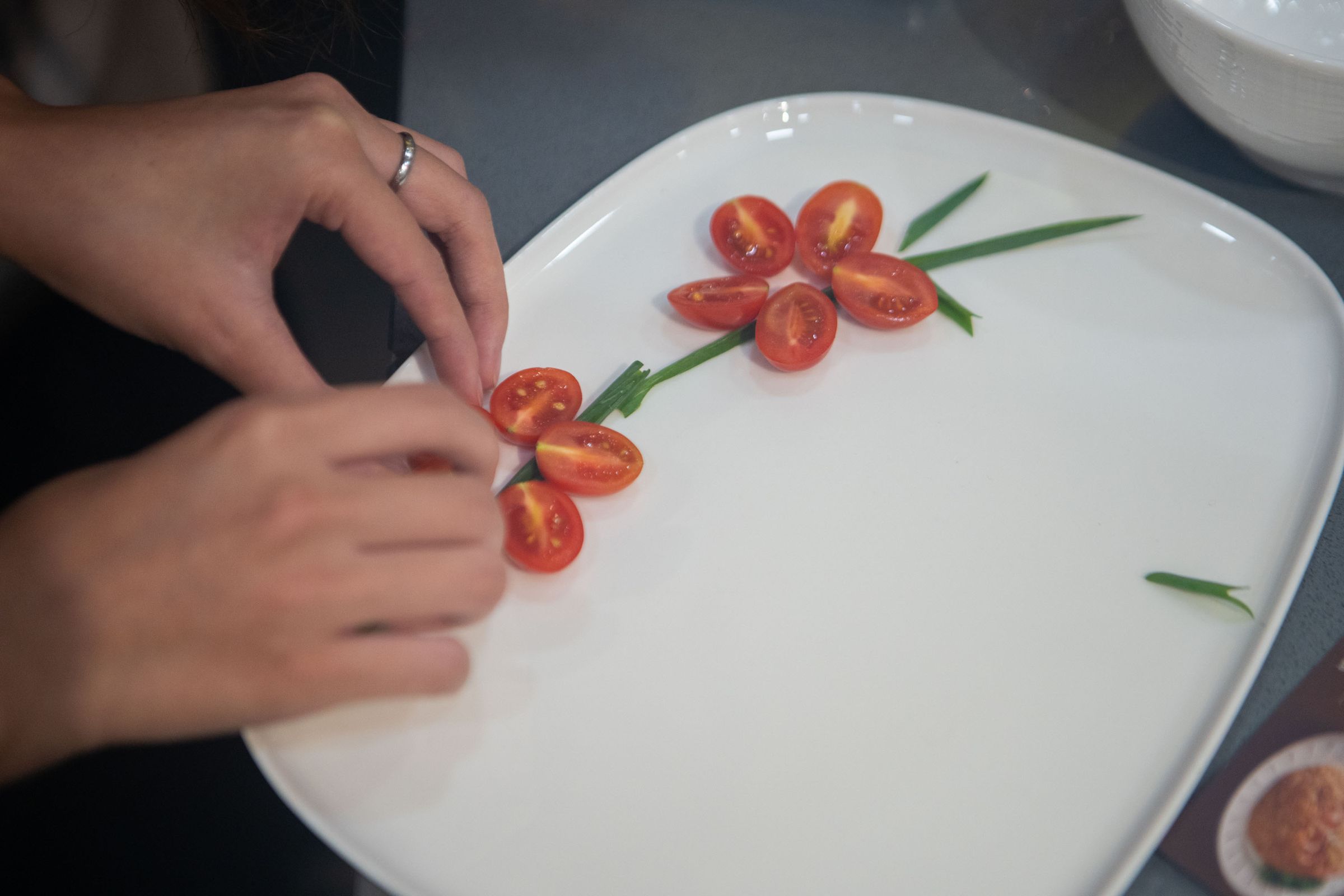 在菜餚旁妝點季節蔬菜,可提升料理的高級感。(桂冠窩廚房提供)