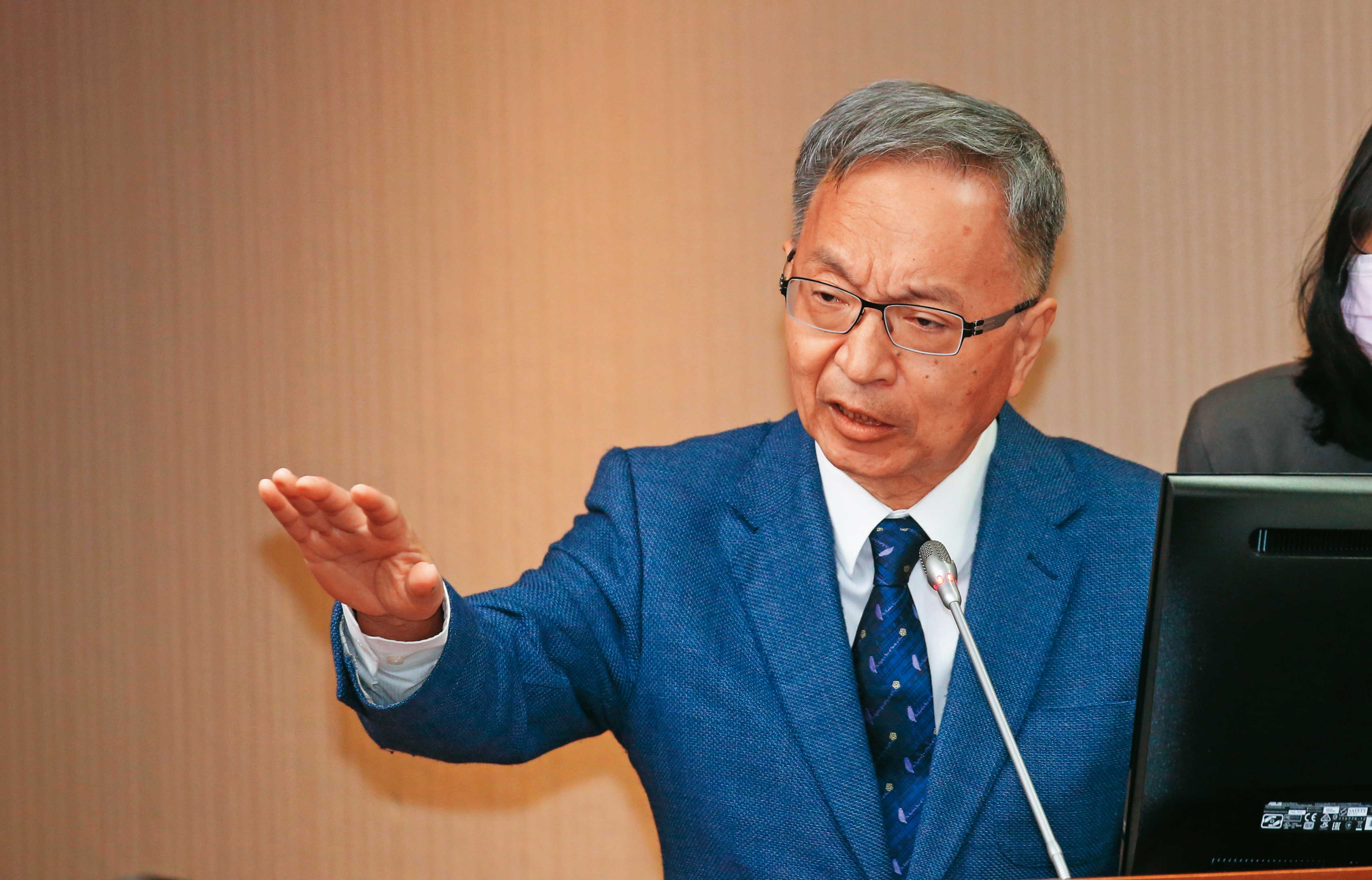 衛福部長薛瑞元致力推動長照政策，也不諱言有浮報等弊端需防堵。（賴智揚攝）