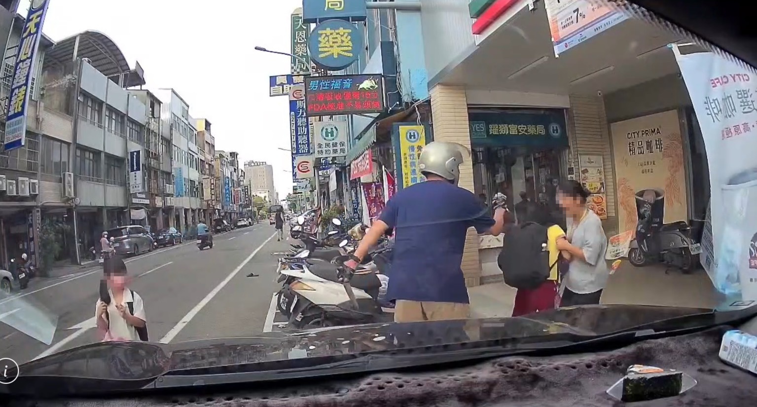 黃姓老師事後受訪表示，當時心想一定要將孩子救下來。（翻攝畫面）