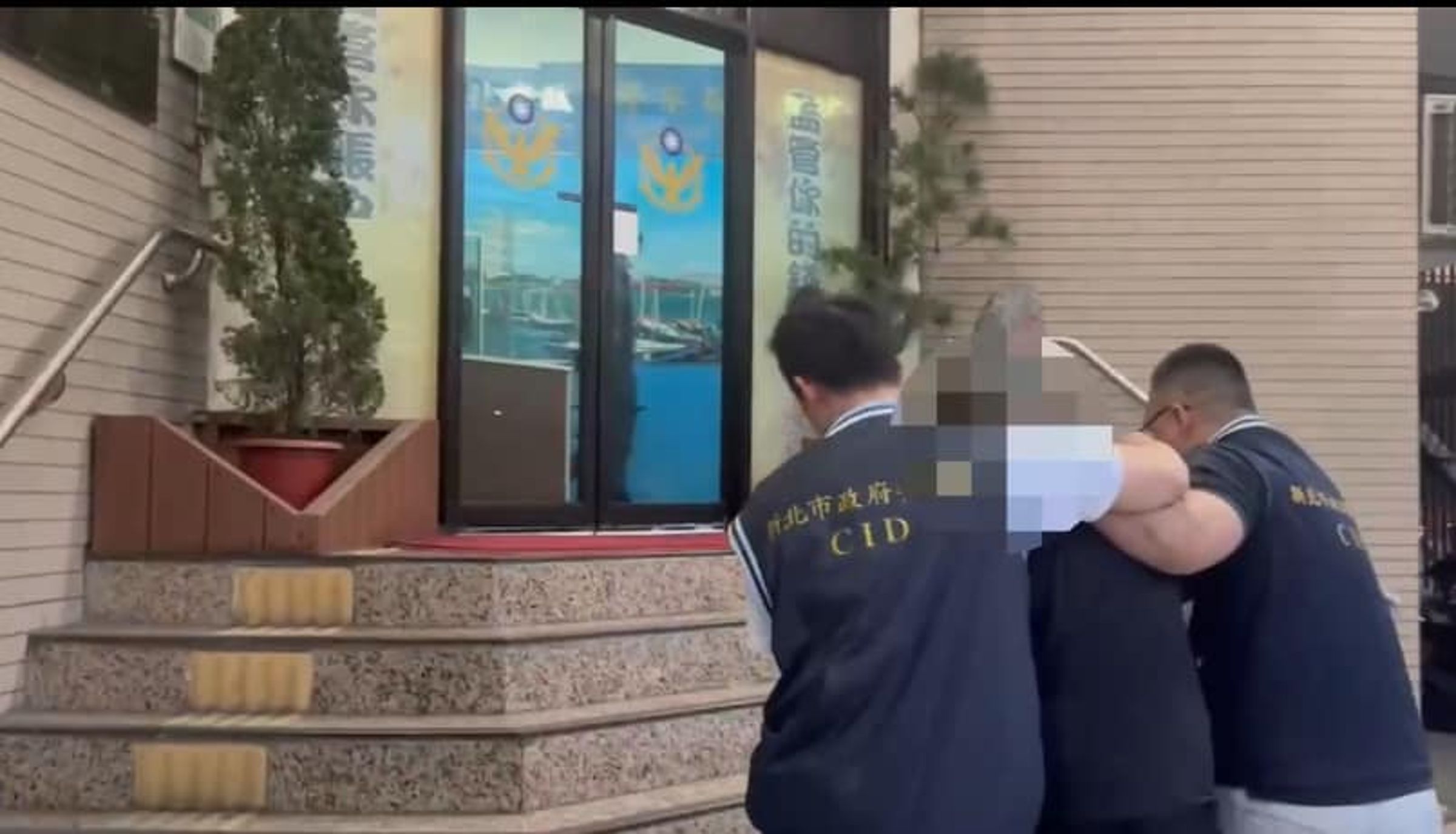 板橋警追200多公里到南投,順利逮到搶銀樓的嫌犯。(翻攝自板橋警聲雲臉書)