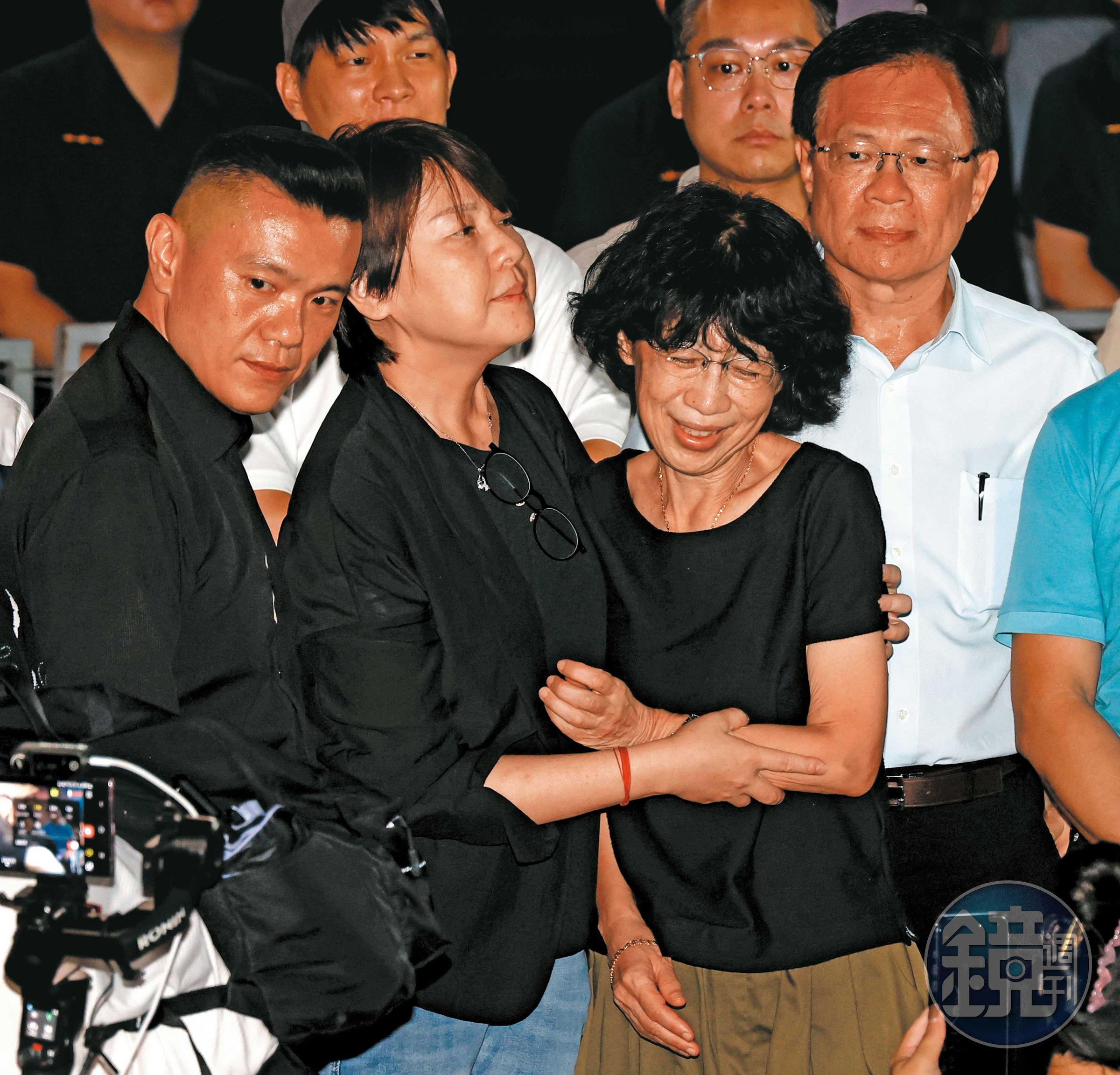 黃珊珊遭黨停權3年、漸退出白營決策圈,但仍深受柯文哲及夫人陳佩琪信任。