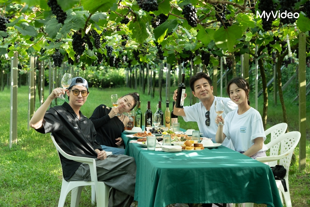 李玉璽（左起）、六月、謝承均、項婕如攜手出外景。（台灣大哥大MyVideo提供）