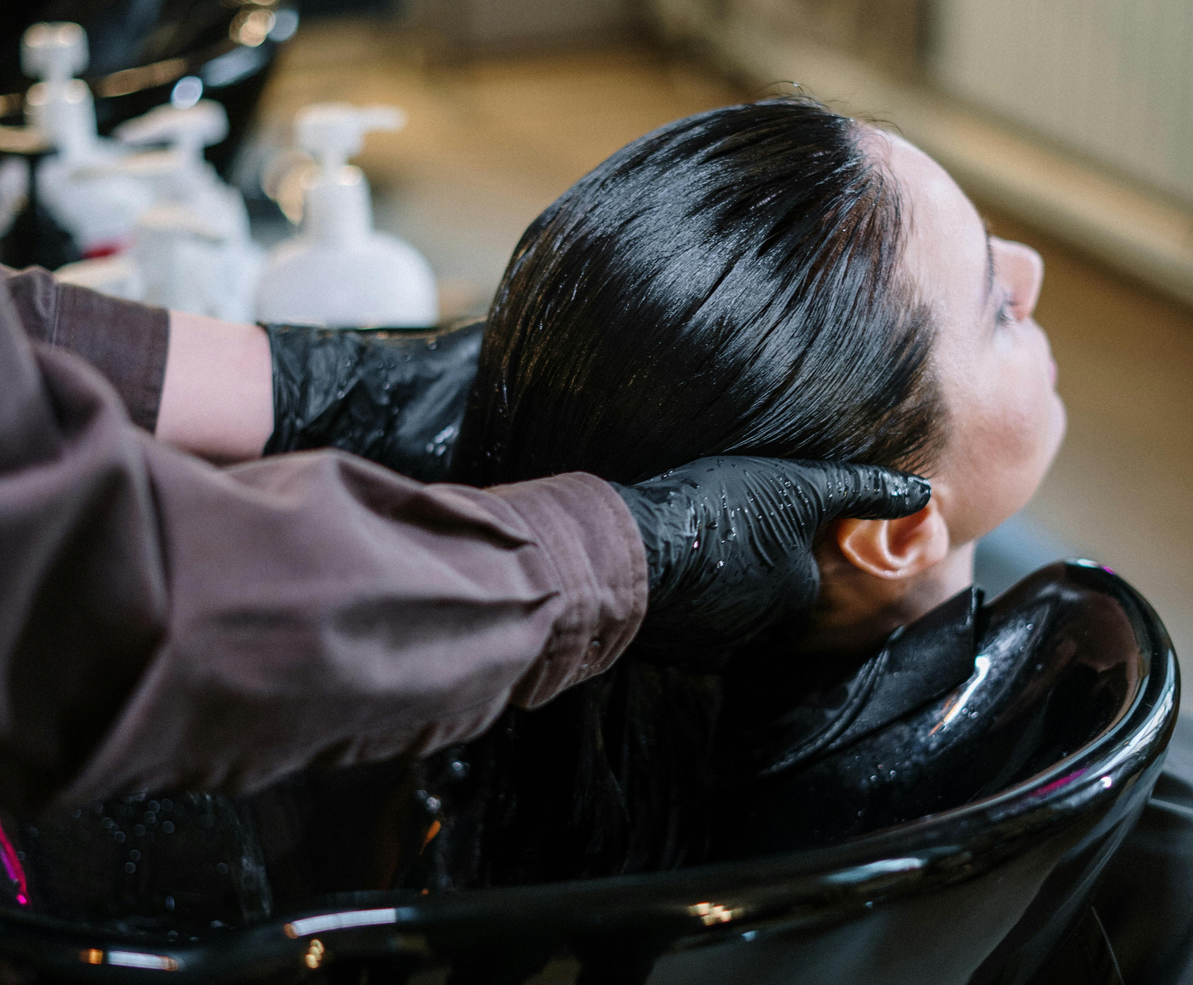 有網友發問，為何髮廊洗頭可以撐個2、3天，自己洗卻很快就出油，引起內行專家點出問題，因為很多人沒有將重點放在洗頭皮上，圖為示意圖。（翻攝自Pexels圖庫）