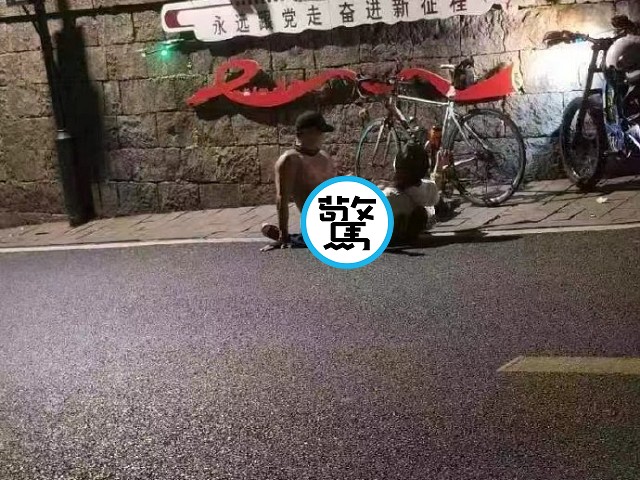 中國「正妹騎行媛」陪騎自行車，騎到地上「乘人肉坐騎」嚇傻車友。（翻自微博）