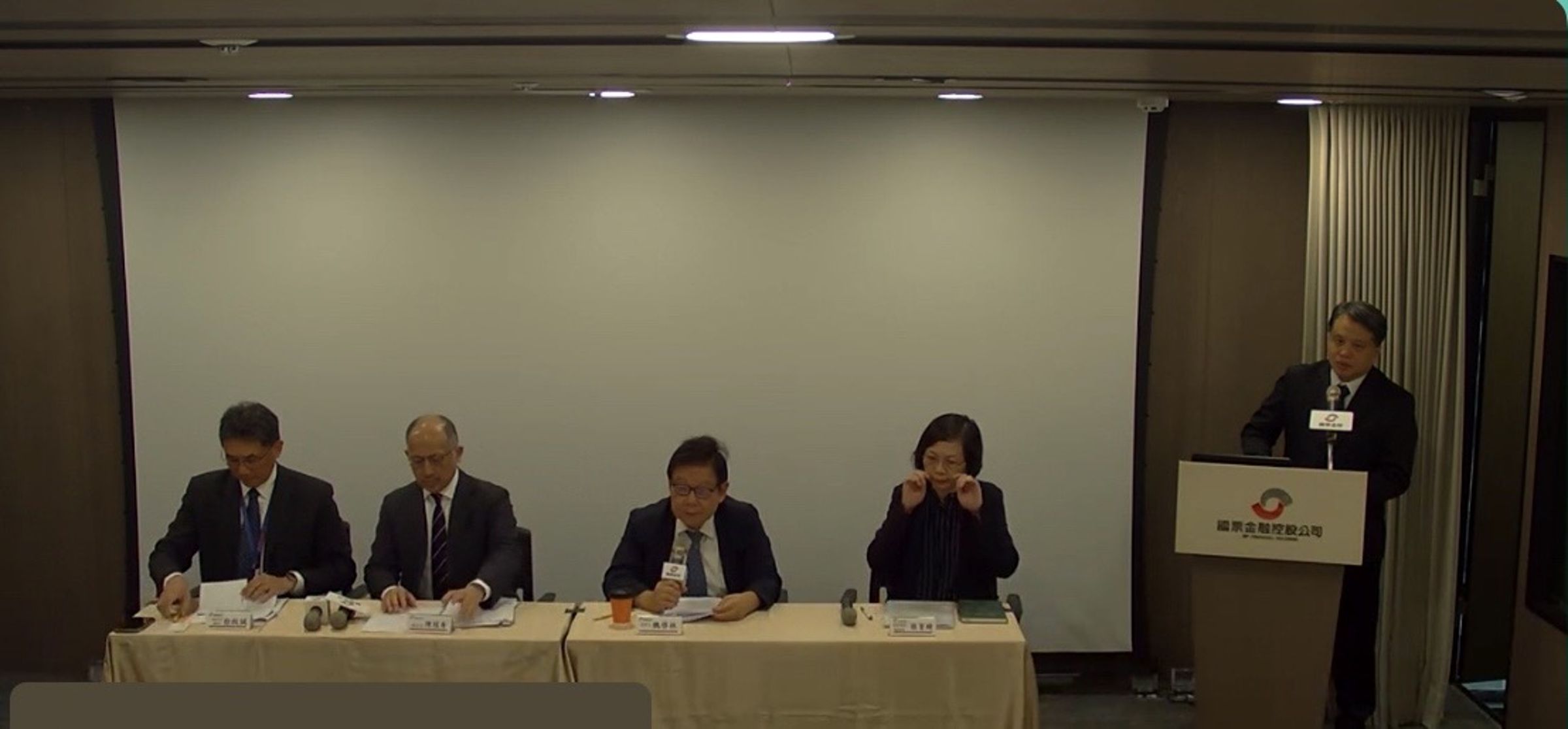 國票金董事長魏啟林(中)表示,旗下樂天銀虧損收斂,「預期2年後損益兩平。」(線上法說會翻攝)