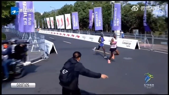 這哪招？中國辦馬拉松爆驚人烏龍，人員誤導害第一名選手痛失冠軍。（翻自微博）