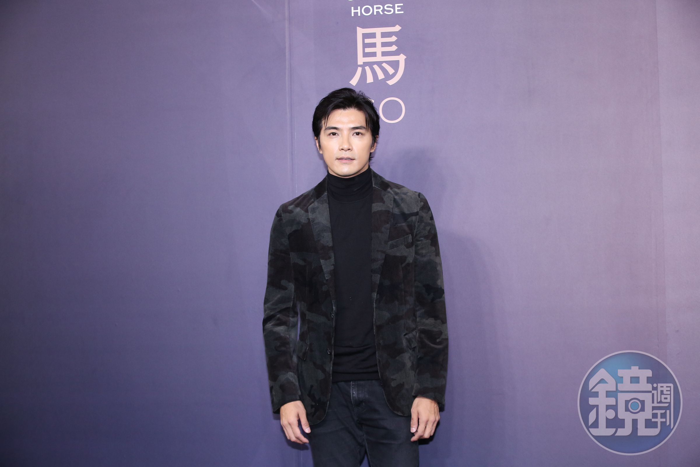 賀軍翔外型屢被當哏,除了因扮相連副導也認不出把他當路人外,他坦言過去也有人說他長得與邱澤很像。
