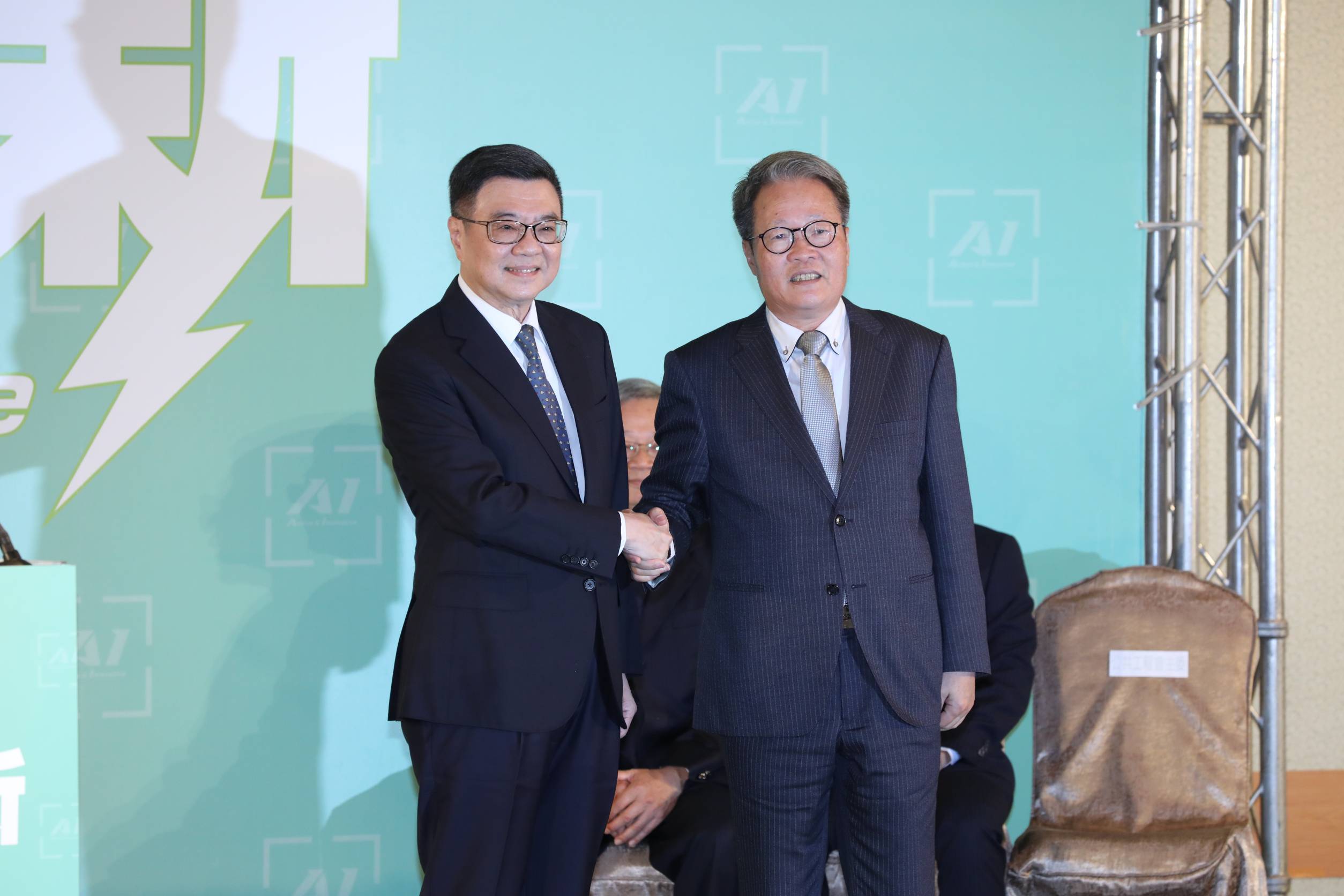 陳金德（右）將接任新工程會主委，卻遭藍營質疑是「門神歸位」。