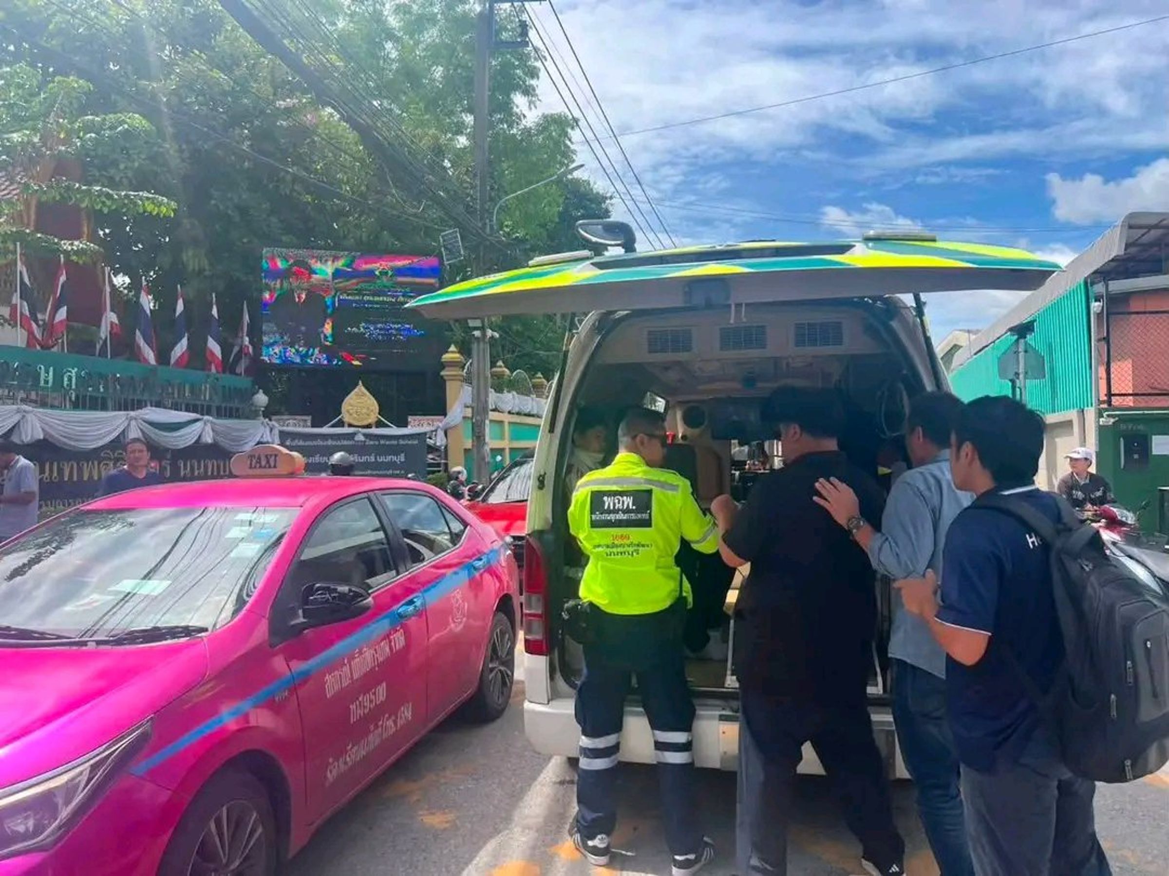 1名14歲國中生持槍先是殺害同住一屋簷的祖父母,接著在學校大肆朝教師開火,最後自戕身亡,最後釀8死、15傷慘劇。(翻攝自X@NaraSenyap)