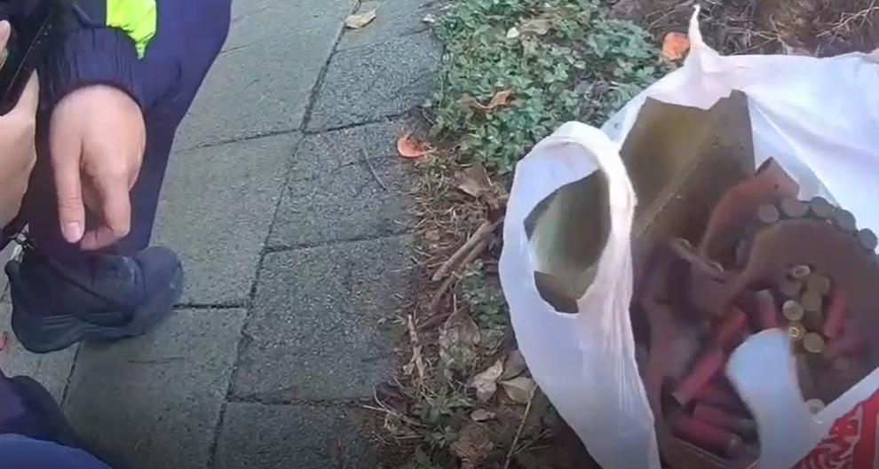 一名男子在路邊的塑膠袋內發現114枚霰彈槍子彈。（警方提供）