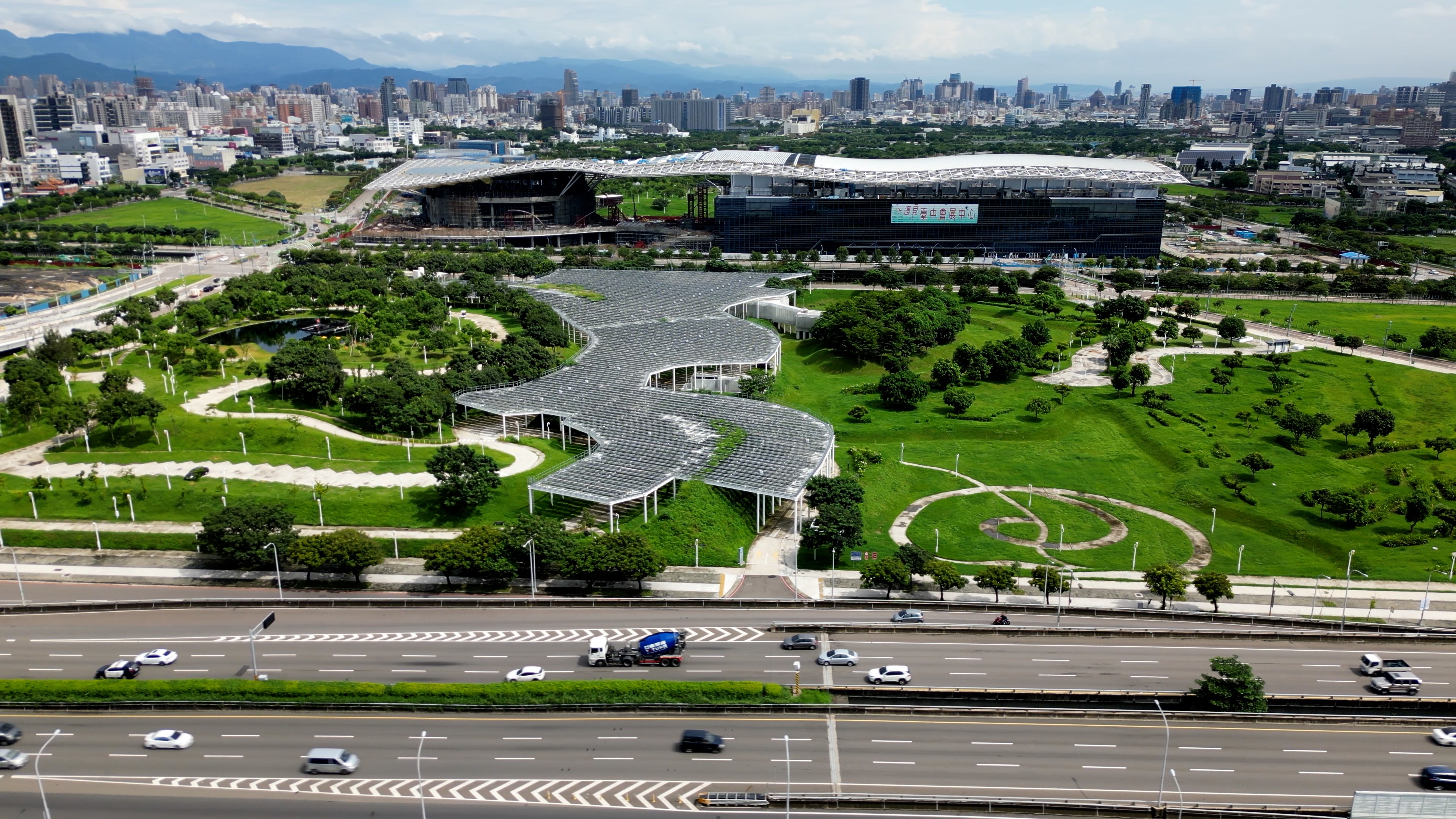 水湳轉運中心整合多種公共運輸工具，提供旅客無縫轉乘接駁。預計115年完工啟用後，將成為中部轉運樞紐及水湳經貿園區的指標性建築。