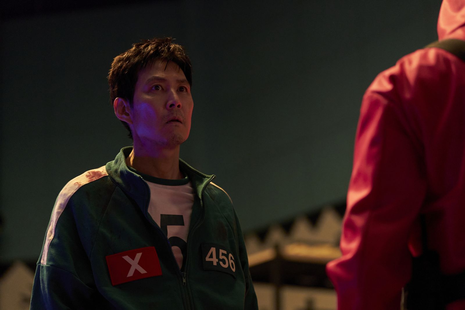 李政宰飾演「456」號參賽者成奇勳,究竟能不能扳倒面具人軍隊呢?(Netflix提供)