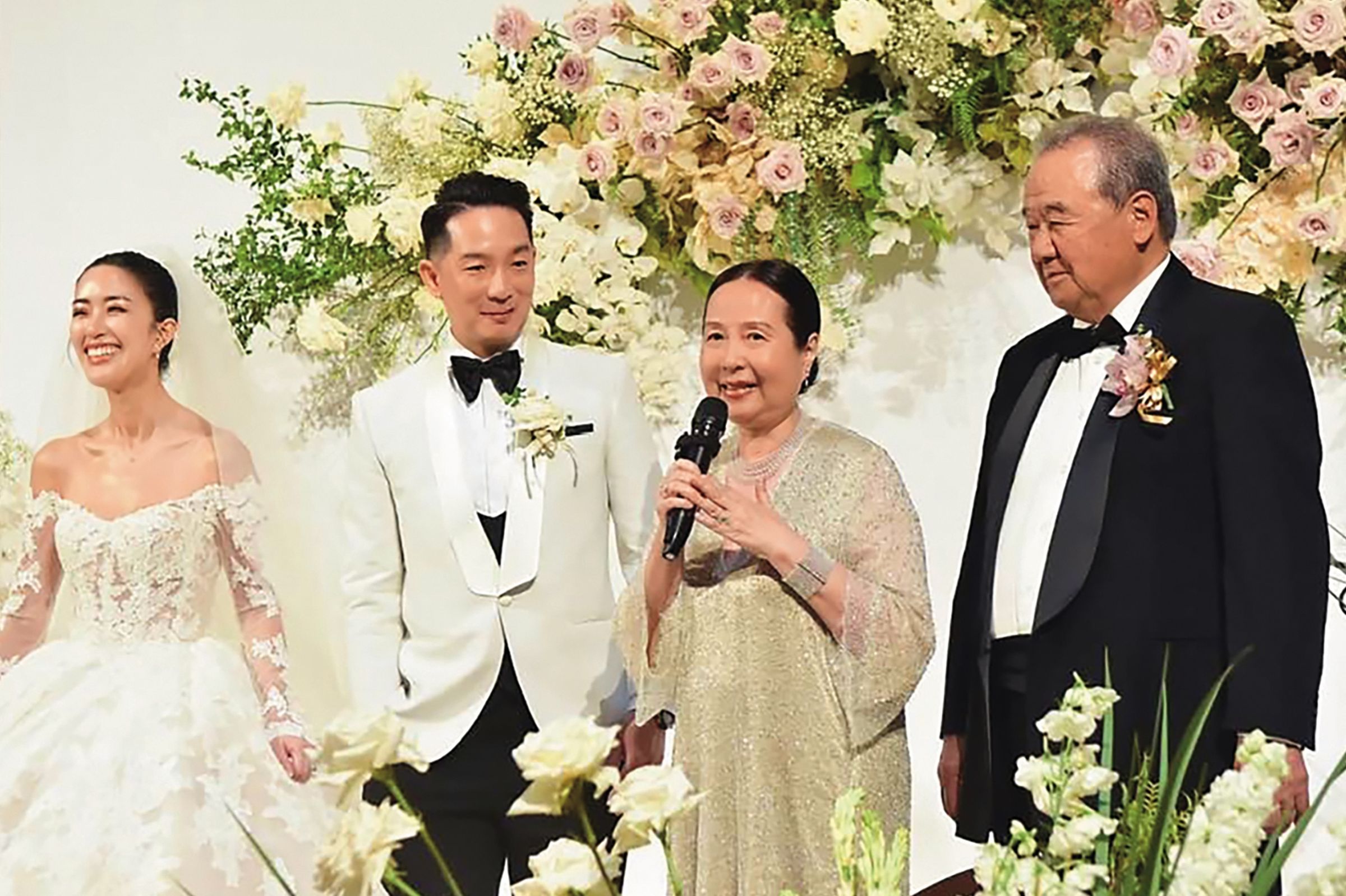 徐莉玲(右二)的兒子Eric(左二)迎娶GPLUS手機千金譚以欣(左一),婚禮上徐莉玲與老公,也就是台玻集團的林伯實(右一),站在家長位置見證小倆口的喜事。(翻攝自徐莉玲臉書)